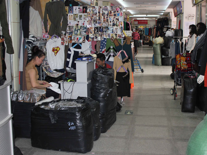 La Chine foisonne de ces minuscules centres commerciaux, le plus souvent composés de deux étages et de commerces jamais plus grands que 10 m2.