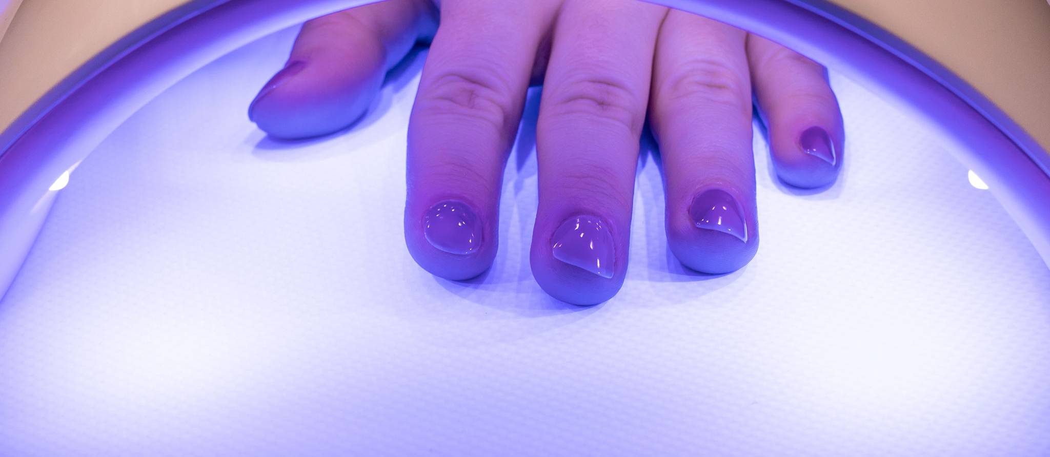 Les vernis à ongles semi-permanents avec du TPO interdits en Europe. Qu’en est-il ici?