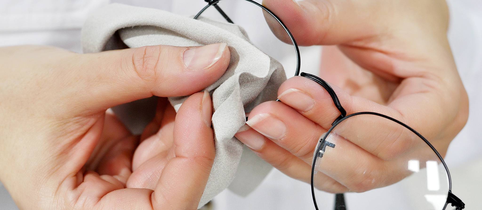 Lunettes : quatre méthodes de nettoyage à éviter