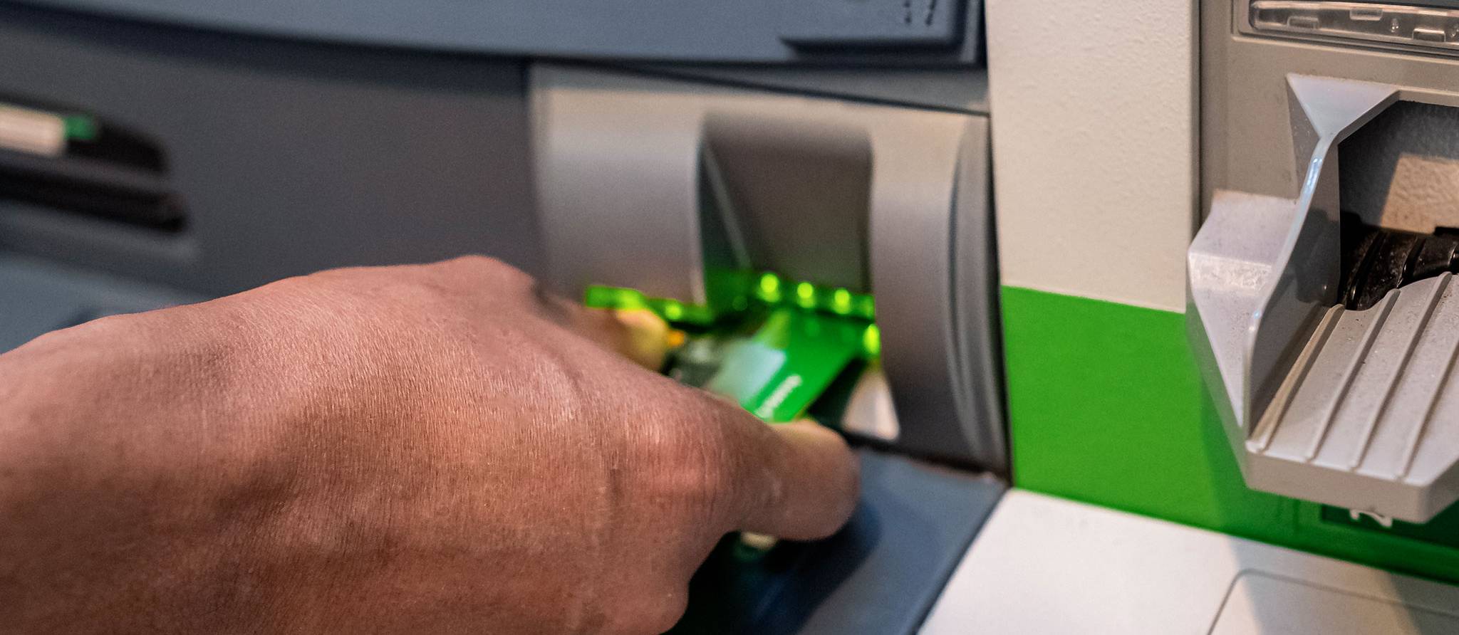 Budget fédéral : des frais bancaires seront réduits ou abolis