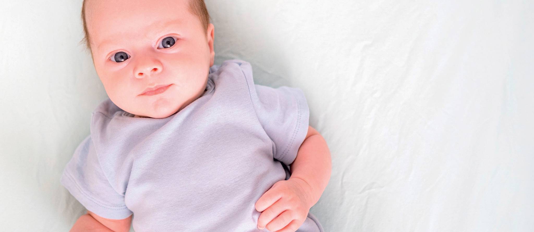 Devez-vous coucher votre bébé sur le côté ou sur le dos?