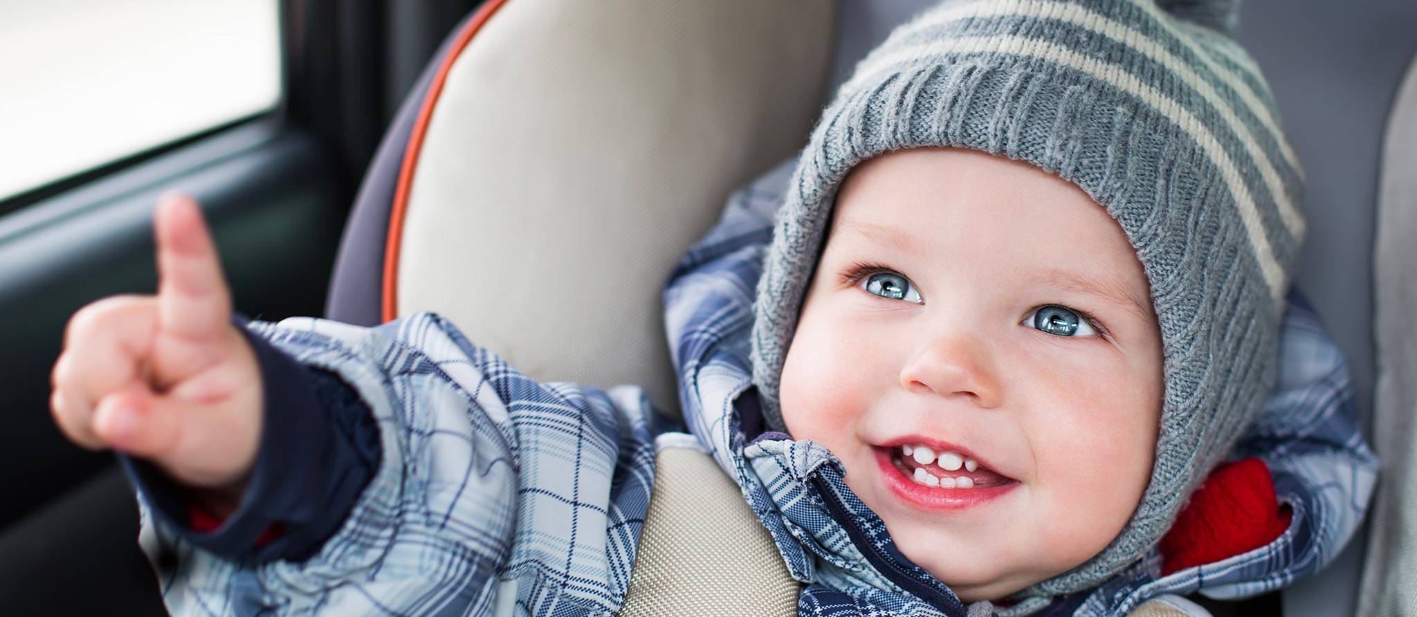 Siège d’auto: doit-on retirer à l’enfant son manteau d’hiver ou pas?