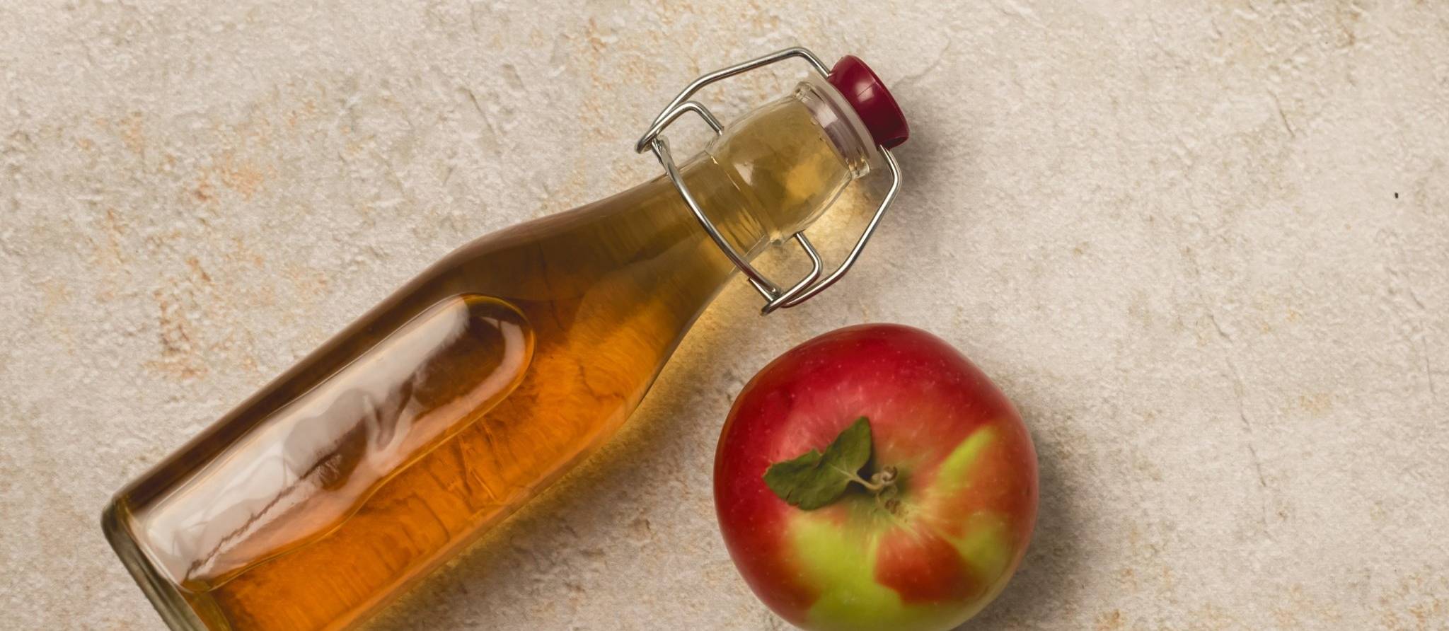 Rincer nos cheveux avec du vinaigre de cidre les rend plus brillants