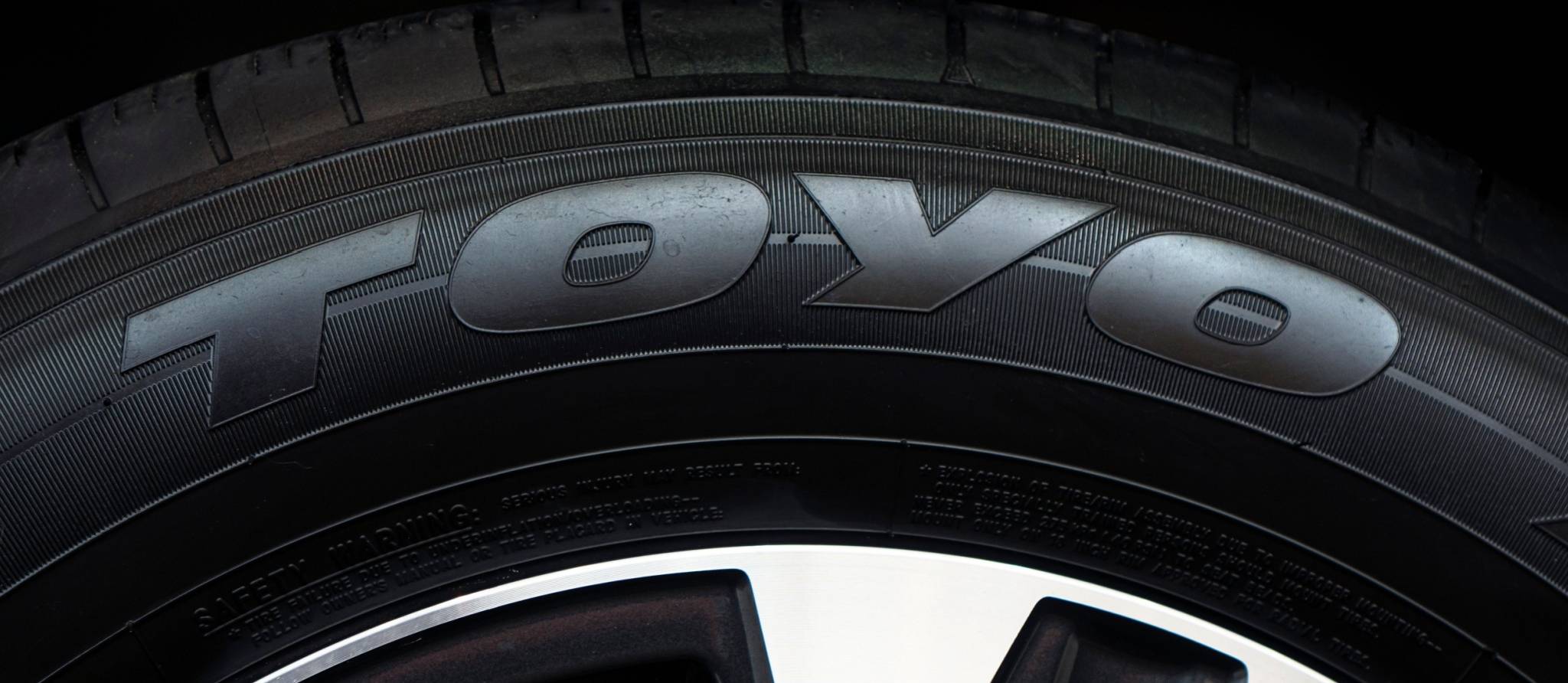 J'ai fait installer des pneus Toyo sur ma Yaris 2009 et l'auto vibre. Il y a eu deux « balancements » depuis, mais ça n’a rien changé. L'alignement est correct. Qu’est-ce qui peut causer cette vibration?
