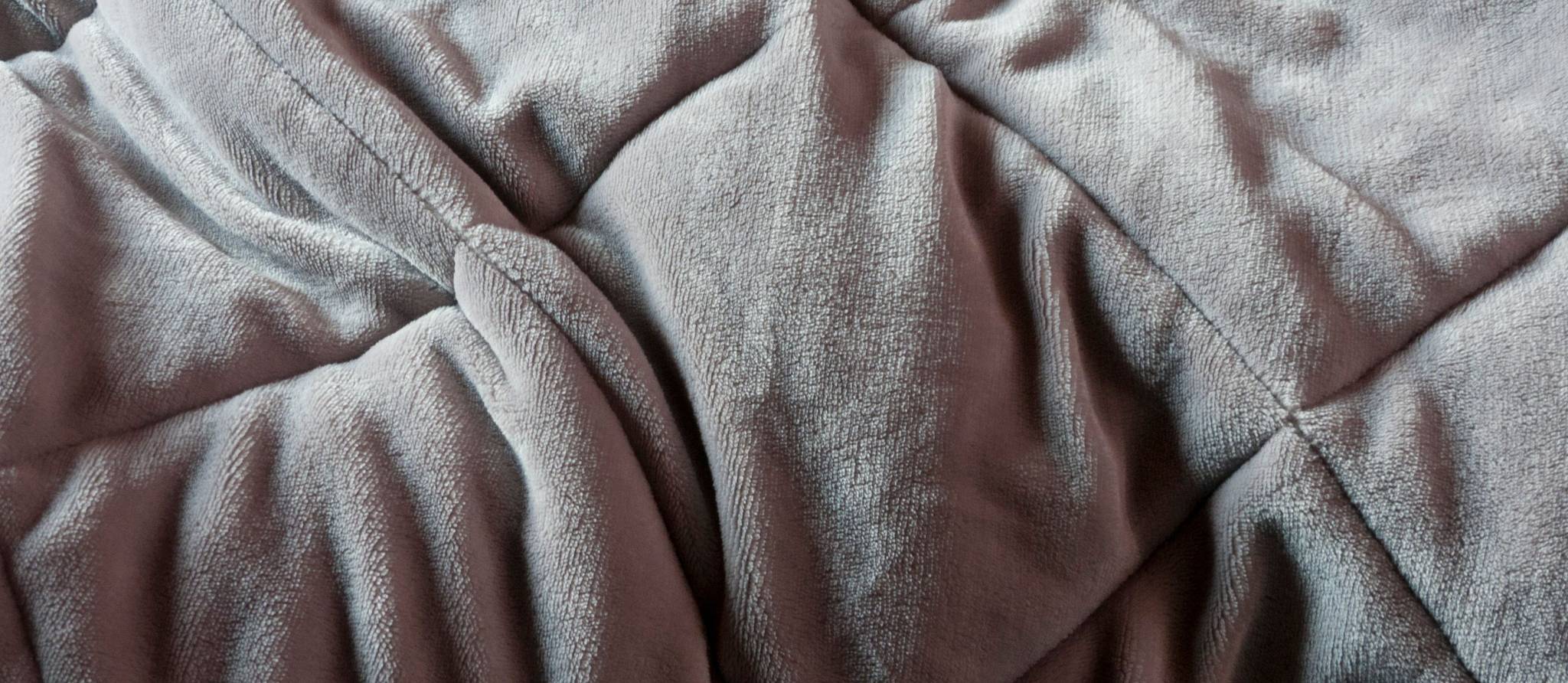Couverture lourde : des bienfaits réels pour votre sommeil ?