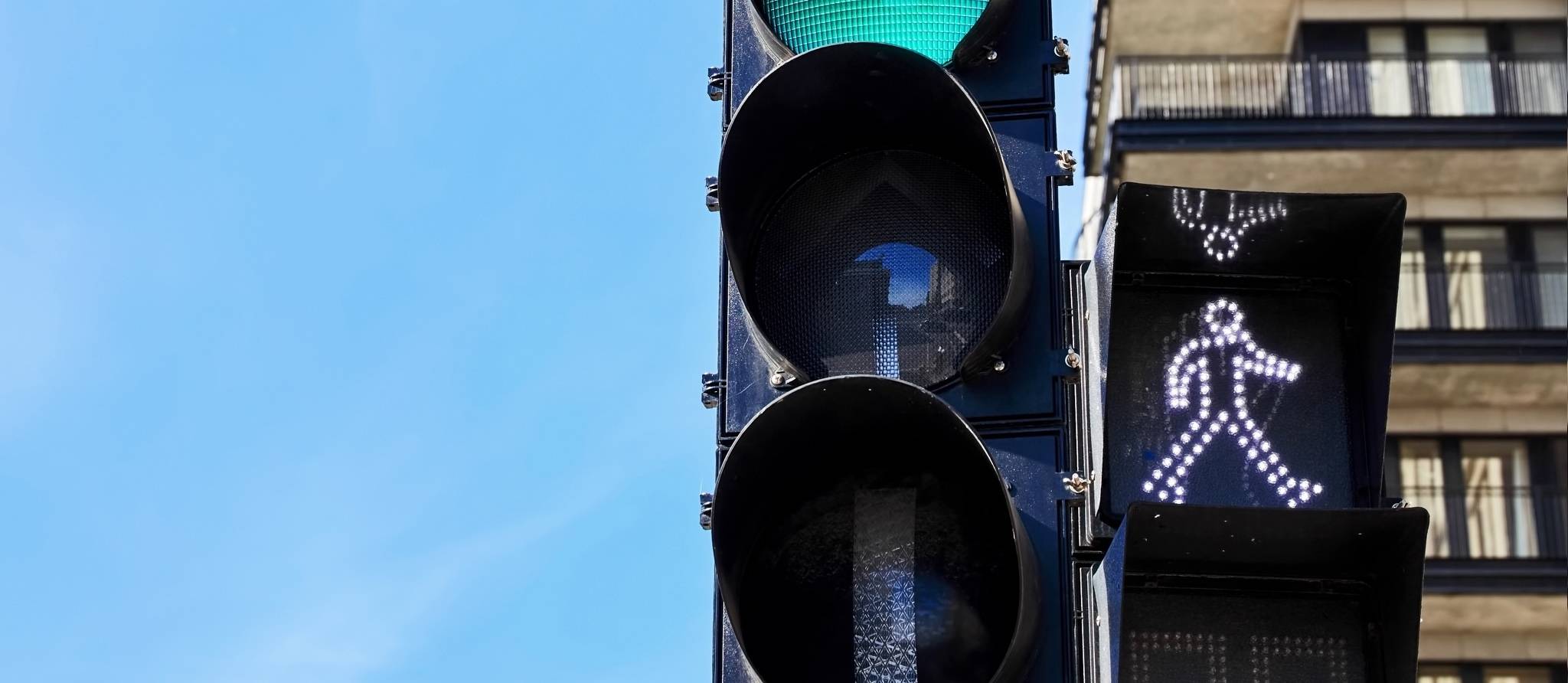 Puis-je virer à droite au feu rouge, si un feu pour piétons est activé?