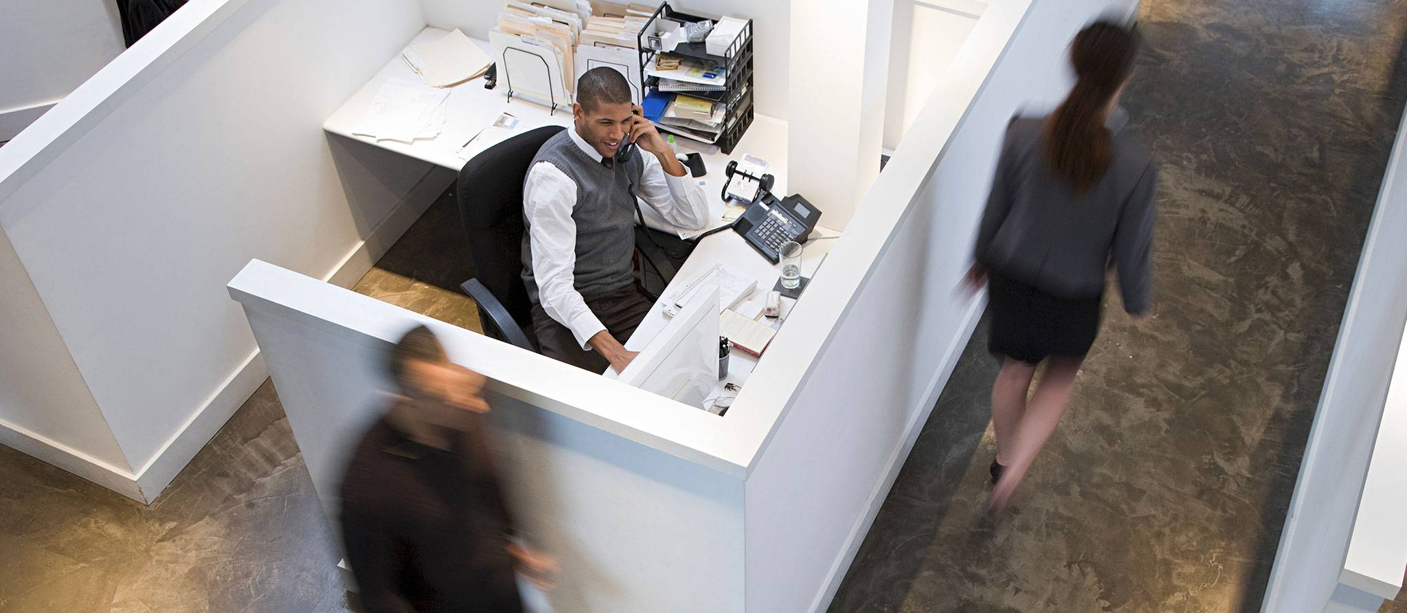 Le retour au bureau en mode hybride, un sac à surprises…