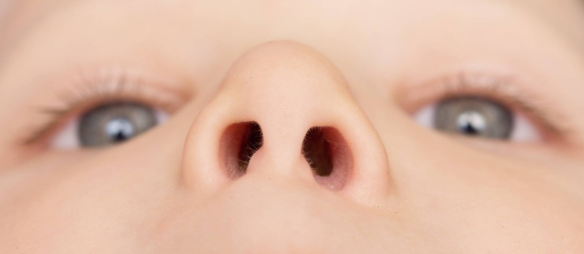 Lavage du nez de bébé: trois erreurs à éviter