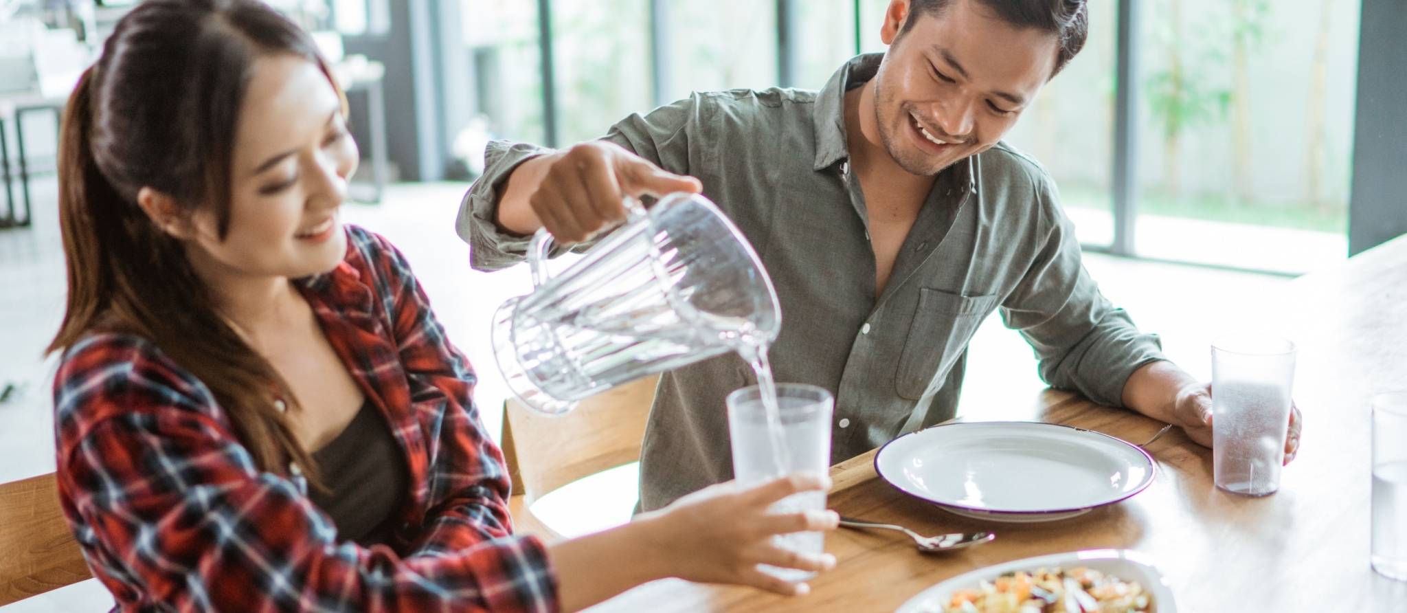 Boire de l’eau pendant le repas est mauvais pour la digestion