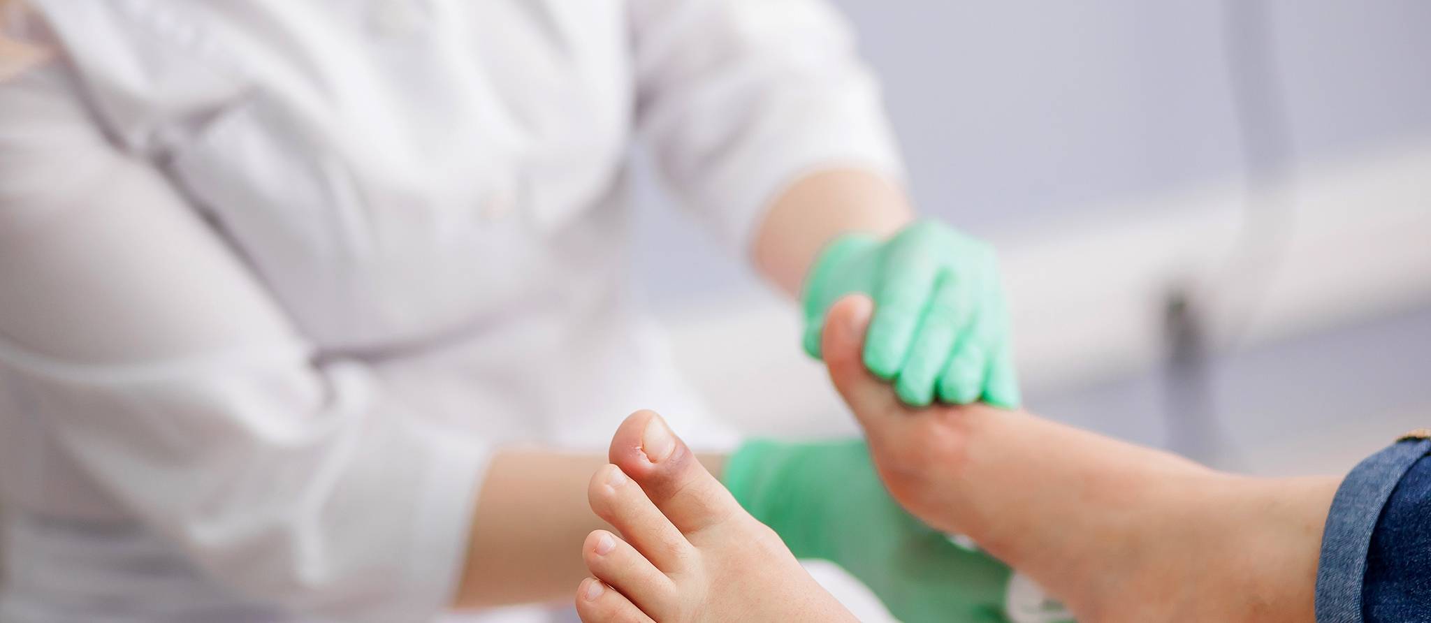 Des experts demandent un plus grand encadrement des soins de pieds au Québec