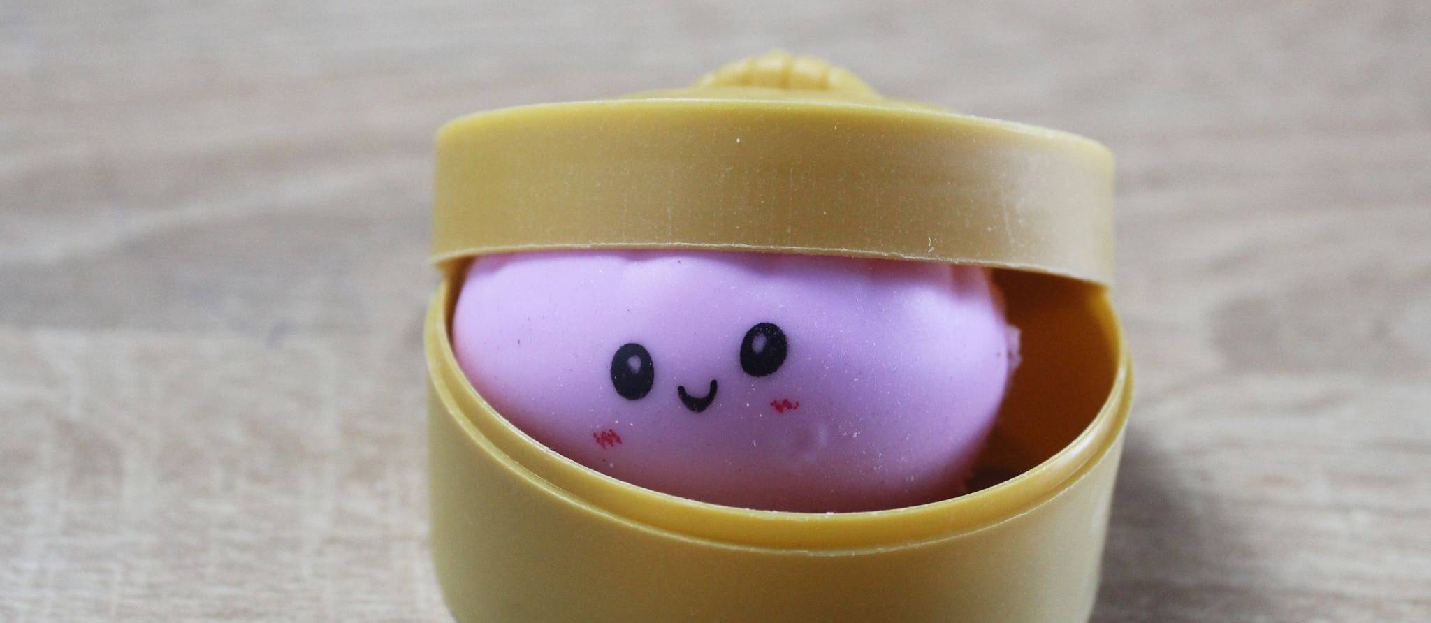 Jouets « squishy » : brûlures, produits chimiques et contrefaçons, quels sont les risques pour les enfants ?