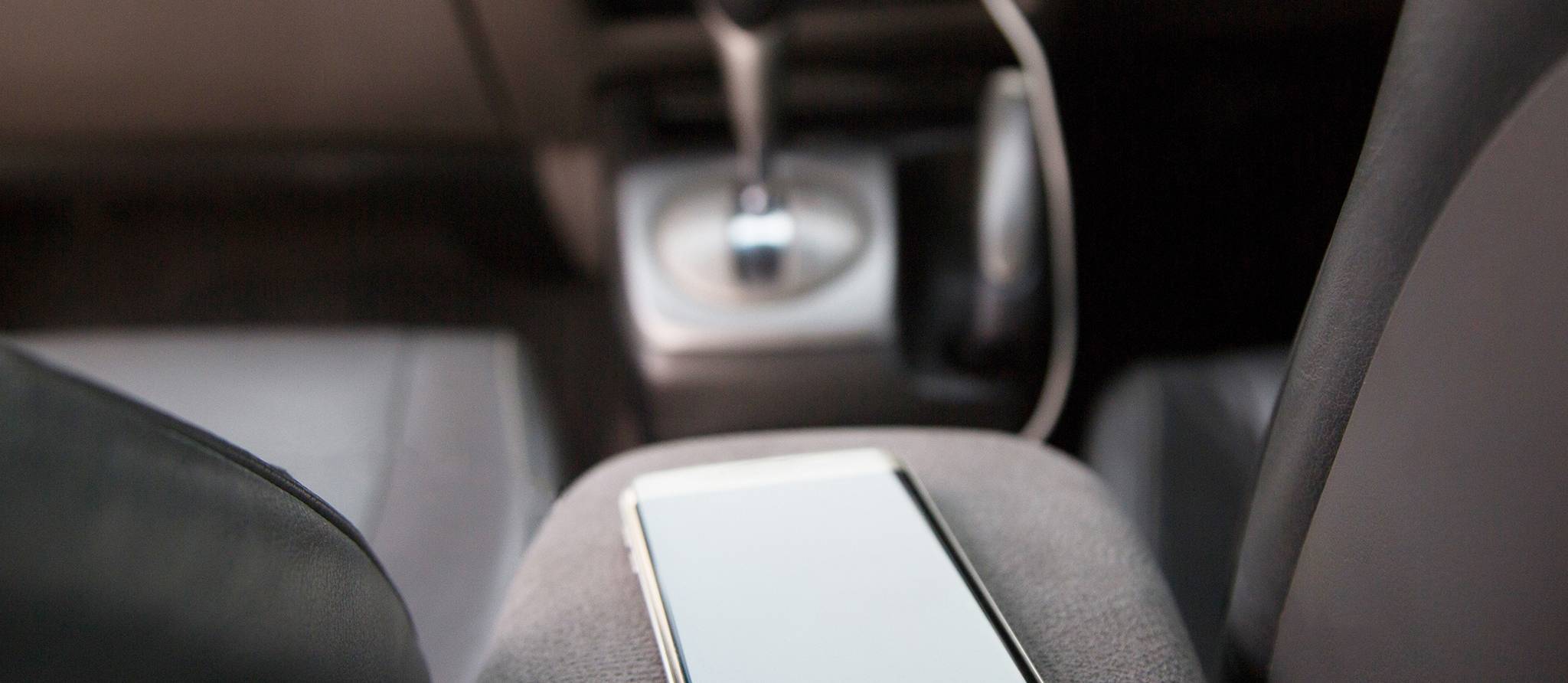 Cellulaire au volant: la fonction haut-parleur fait jaser dans les tribunaux
