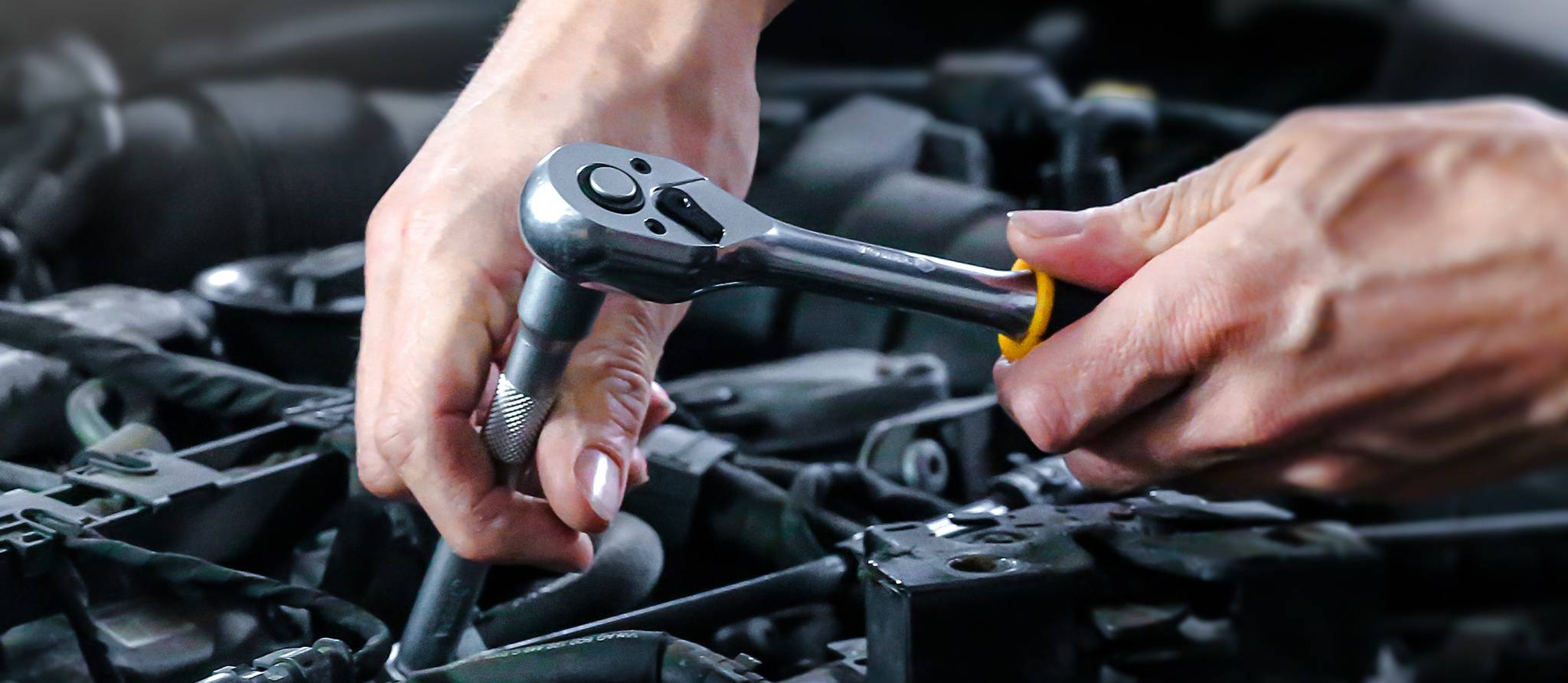 Des mécaniciens prennent soin de votre voiture à votre domicile