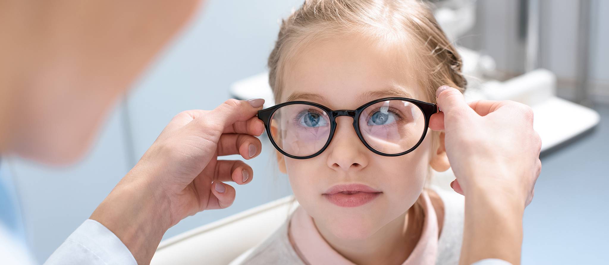 Des solutions pour ralentir la myopie chez les enfants