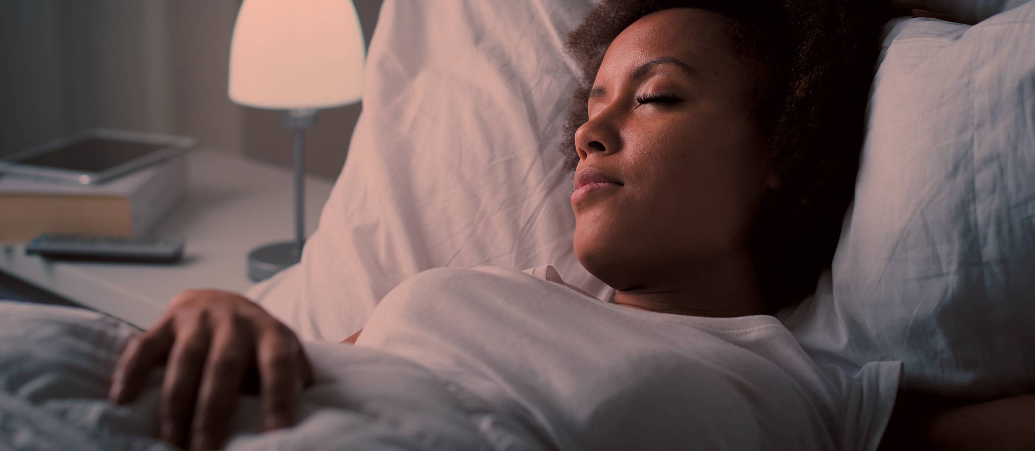 Elle dit mieux dormir depuis qu’elle a acheté un appareil qui diffuse de la lumière rouge