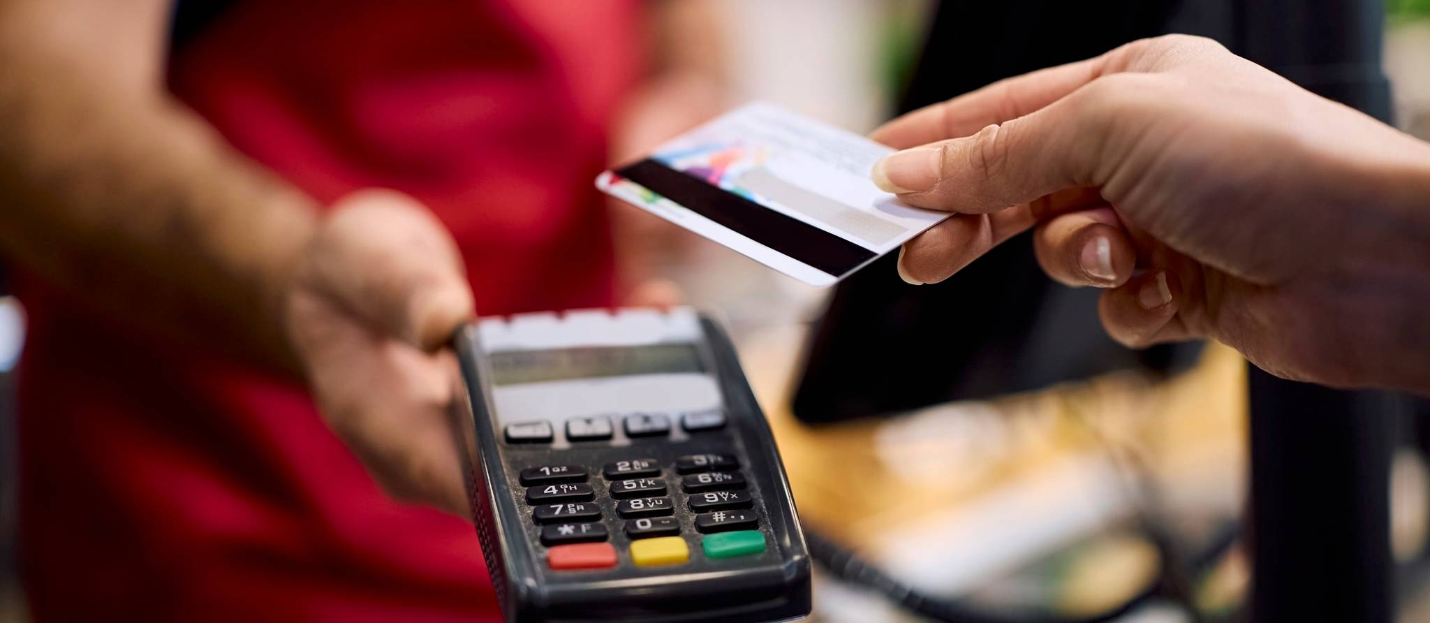 Économiser sur l’essence en utilisant la bonne carte de crédit : quatre scénarios comparés