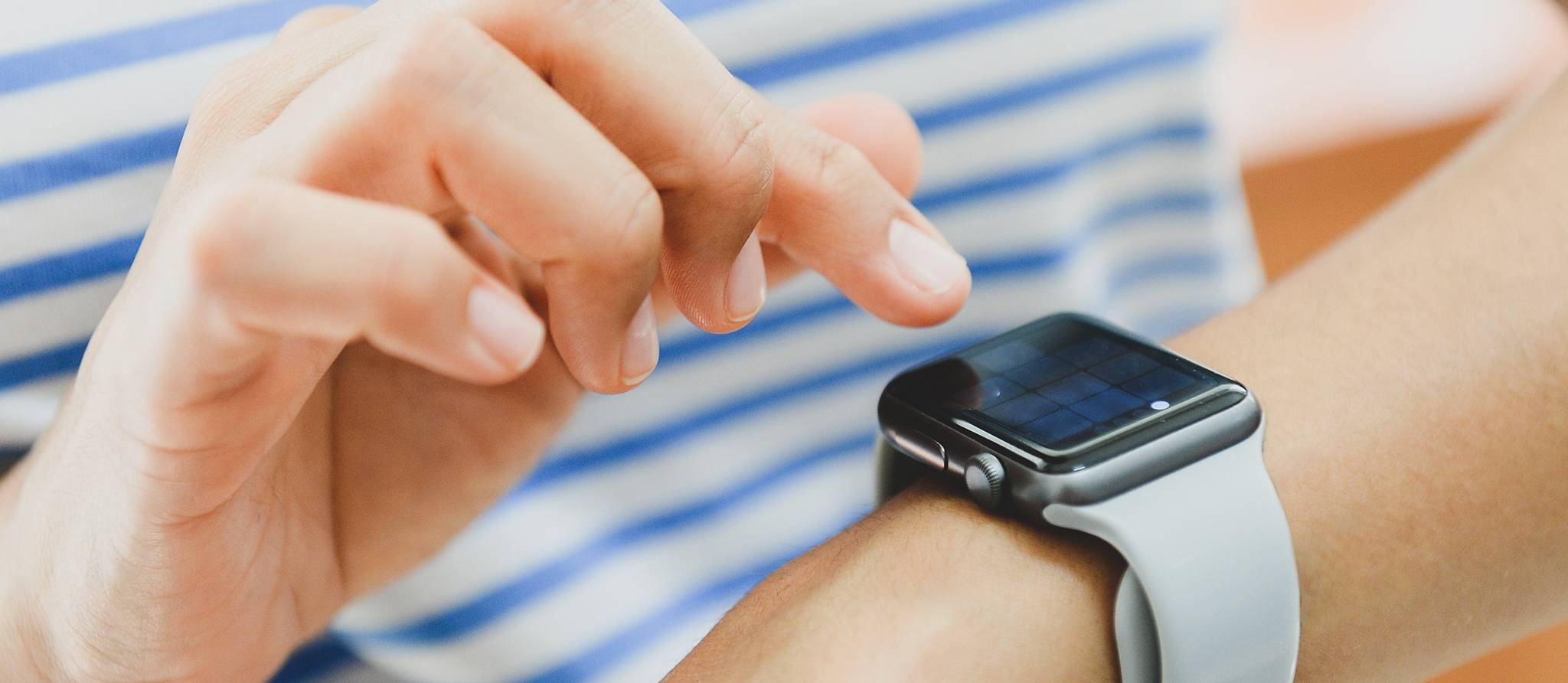 Votre Apple Watch ou votre Fitbit peuvent-elles détecter la COVID-19?