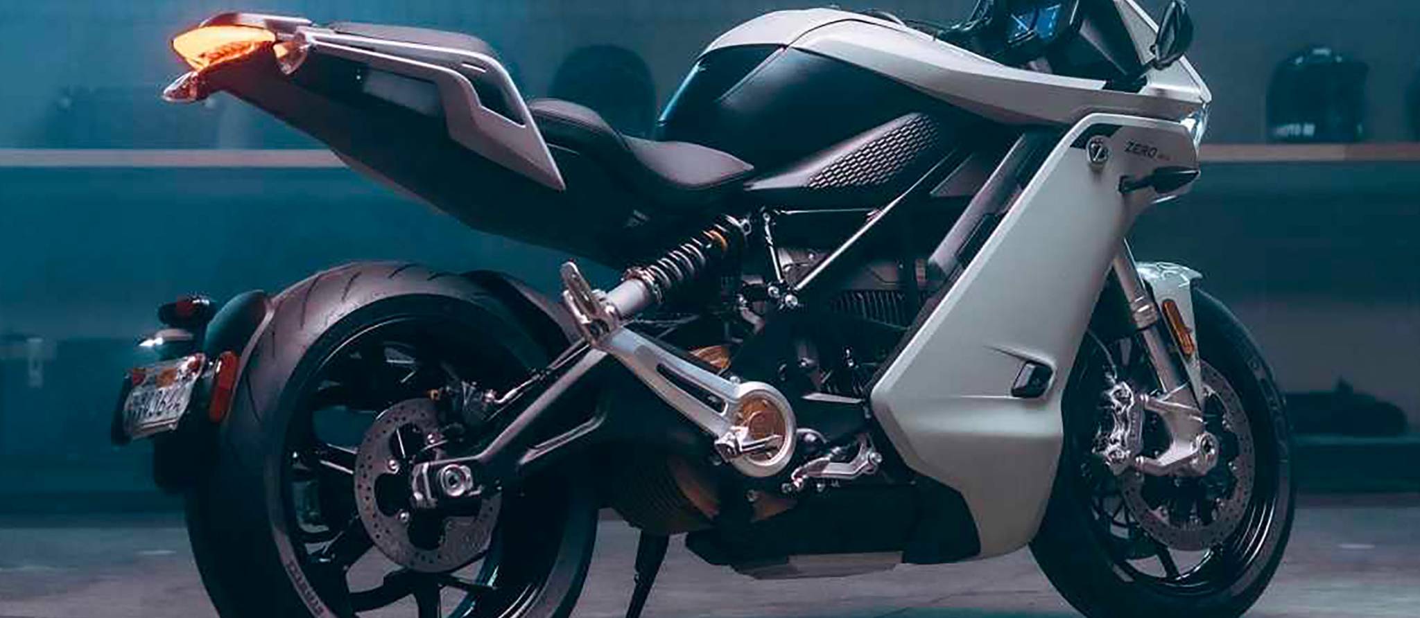 La moto suit les traces de l’auto… sauf dans l’électrique
