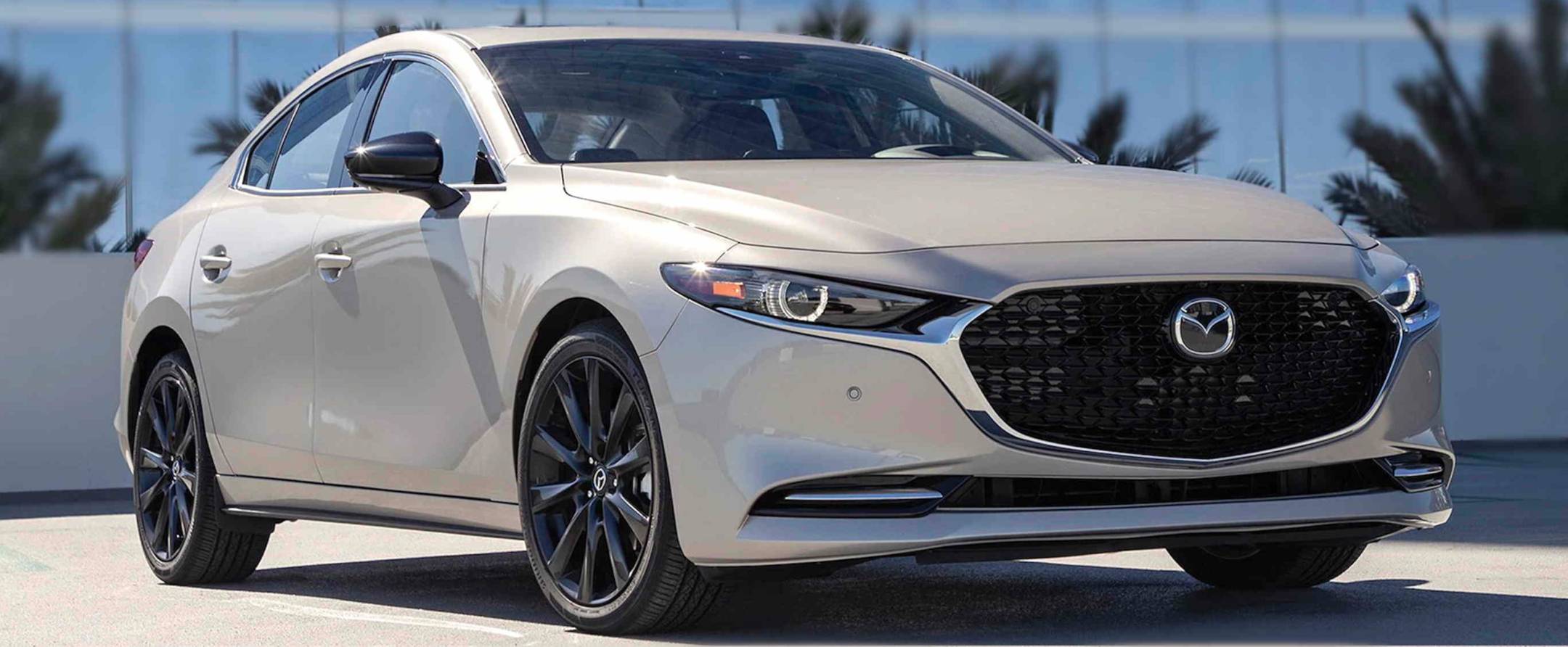 J’hésite entre une Toyota Corolla et une Mazda 3, toutes deux à essence. Que me conseillez-vous?