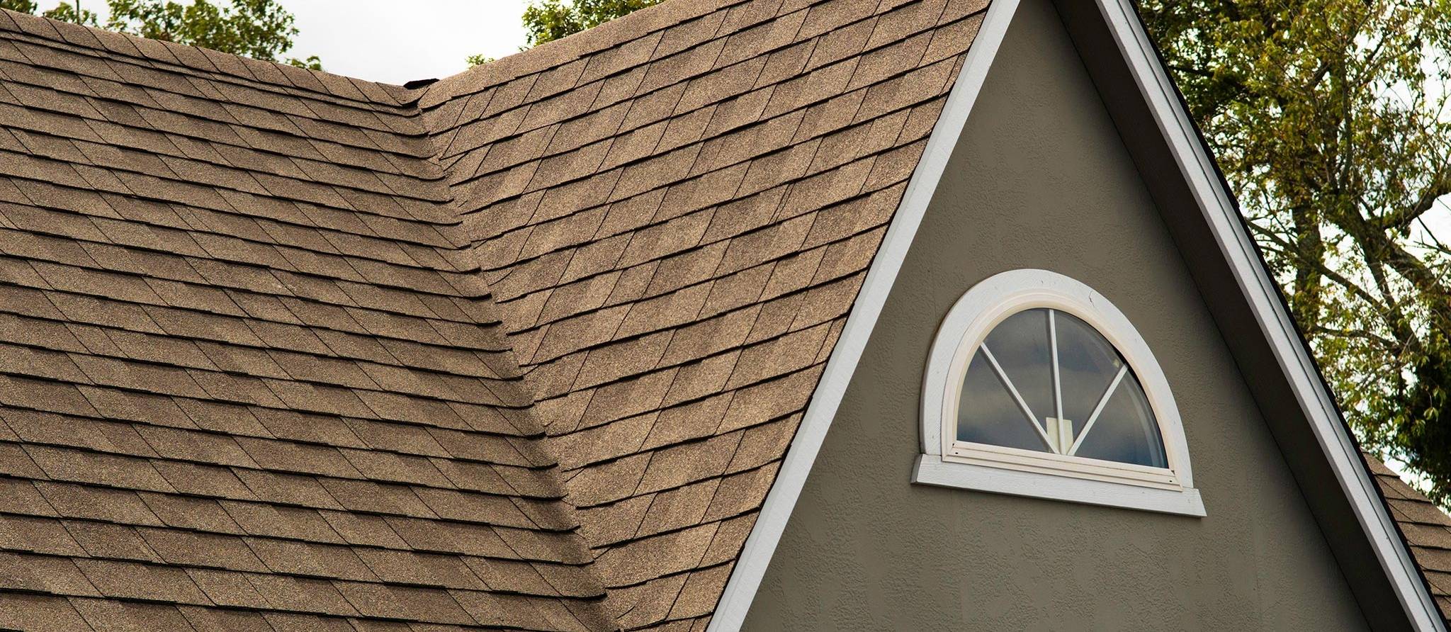 Comment inspecter votre toiture en bardeau d’asphalte