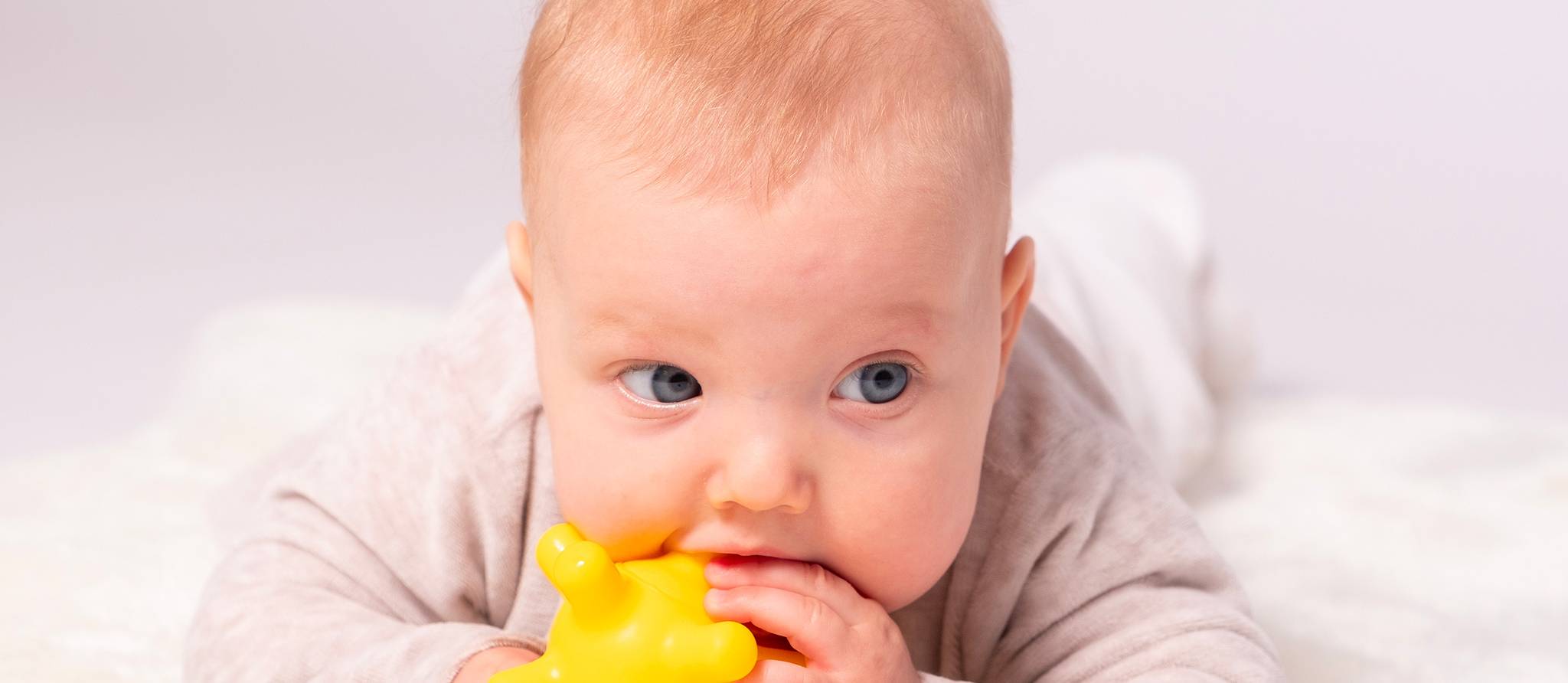 Bébés, mordillez vos jouets!