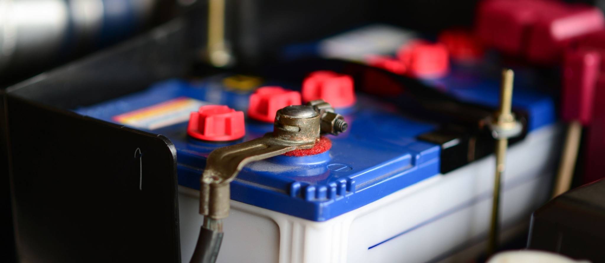 Je roule peu et ma batterie 12 V n’a pas une longue durée de vie. Devrais-je la charger une fois par mois avec un chargeur?