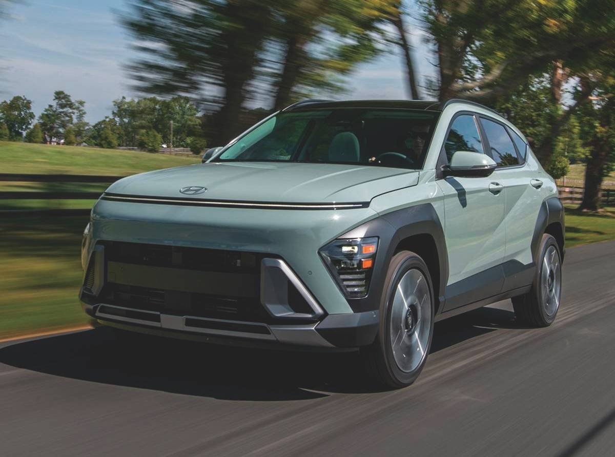 Nous hésitons entre le Kia Seltos et le Hyundai Kona. Serions-nous mieux de louer ou d’acheter neuf, ou encore d’acheter un véhicule d’occasion avec environ 100 000 km au compteur?