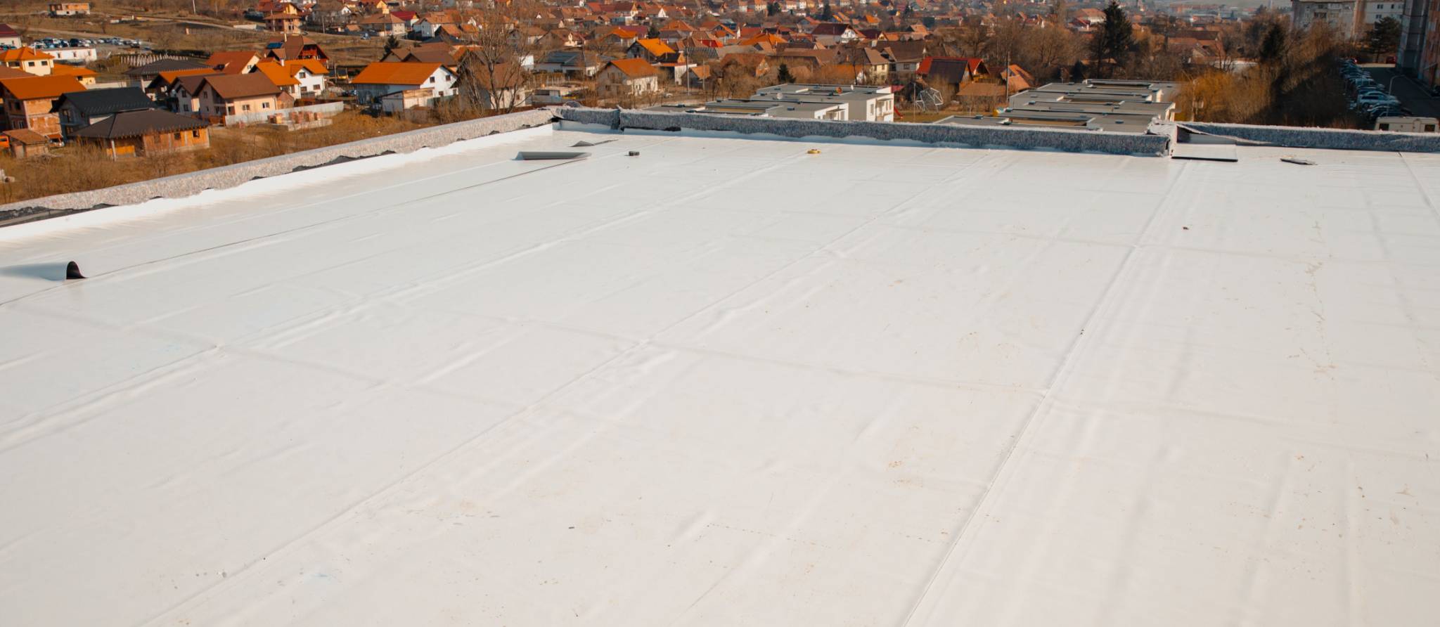 Installation d’un toit blanc : ce que vous devez savoir