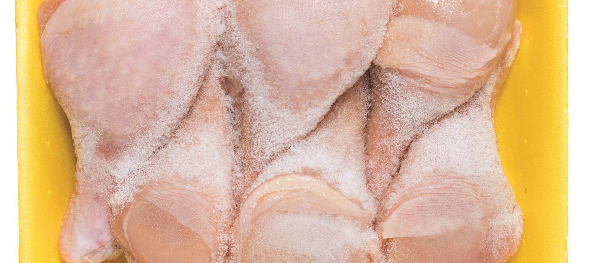 Est-il sécuritaire de recongeler de la viande ou du poisson crus décongelés?
