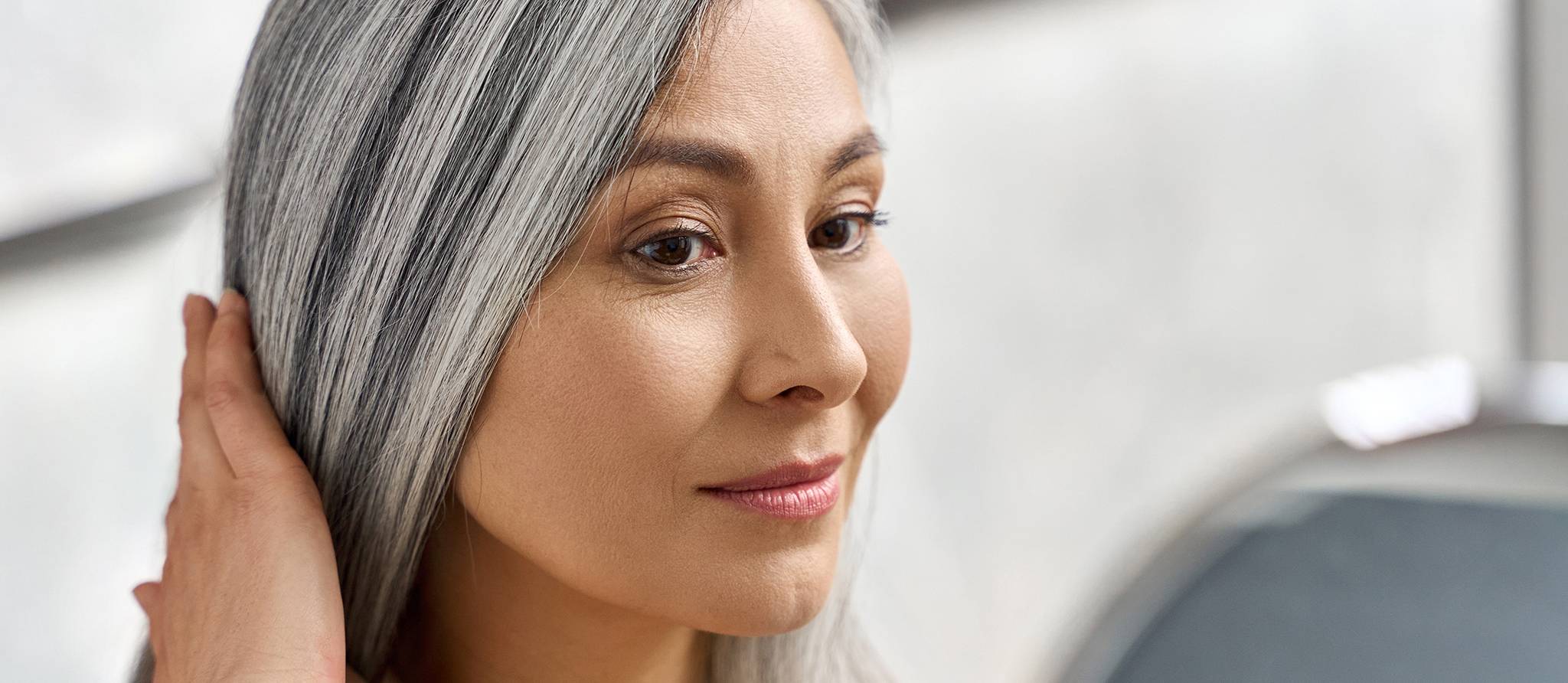 Cheveux blonds, blancs ou gris: le shampoing violet, votre meilleur ami?