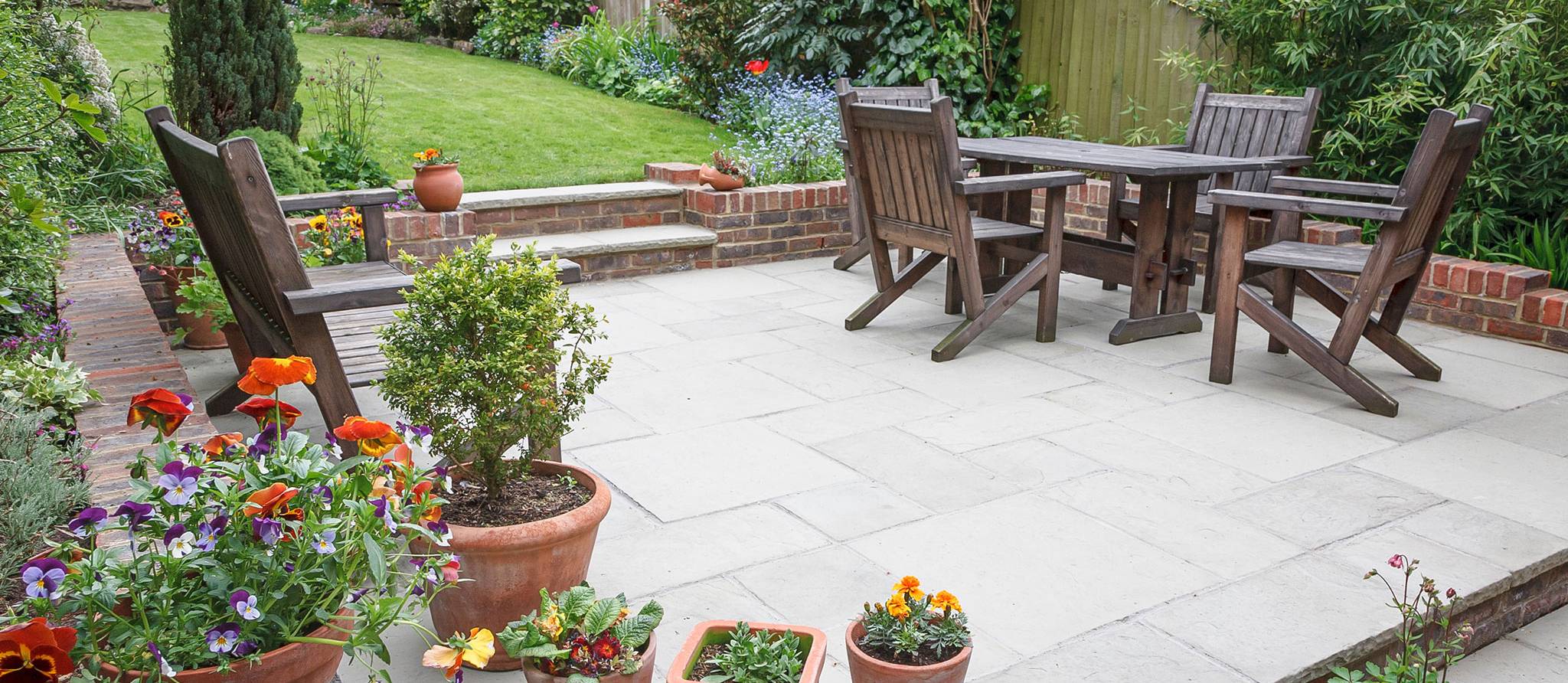 Comment nettoyer une terrasse en dalles, pavés ou béton