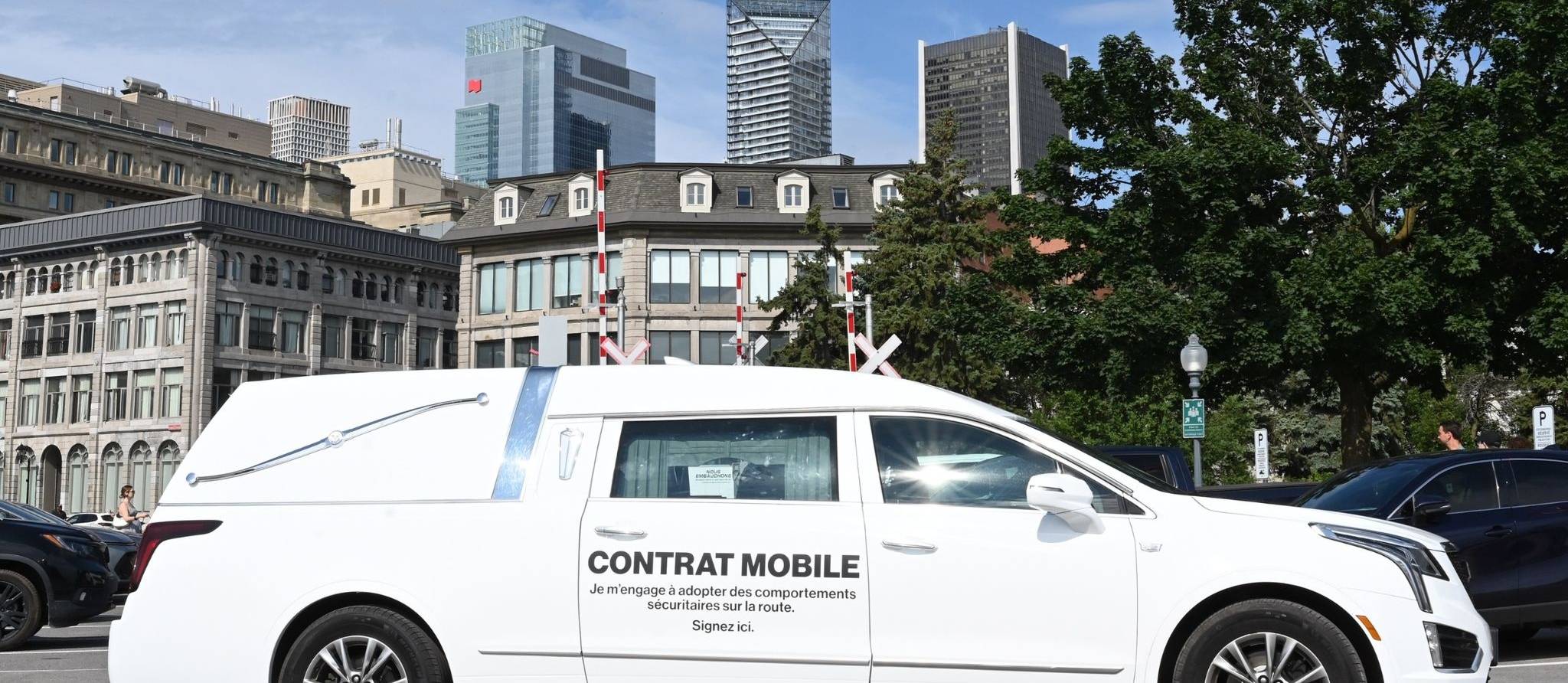 Vacances de la construction : un corbillard blanc pour sensibiliser les automobilistes