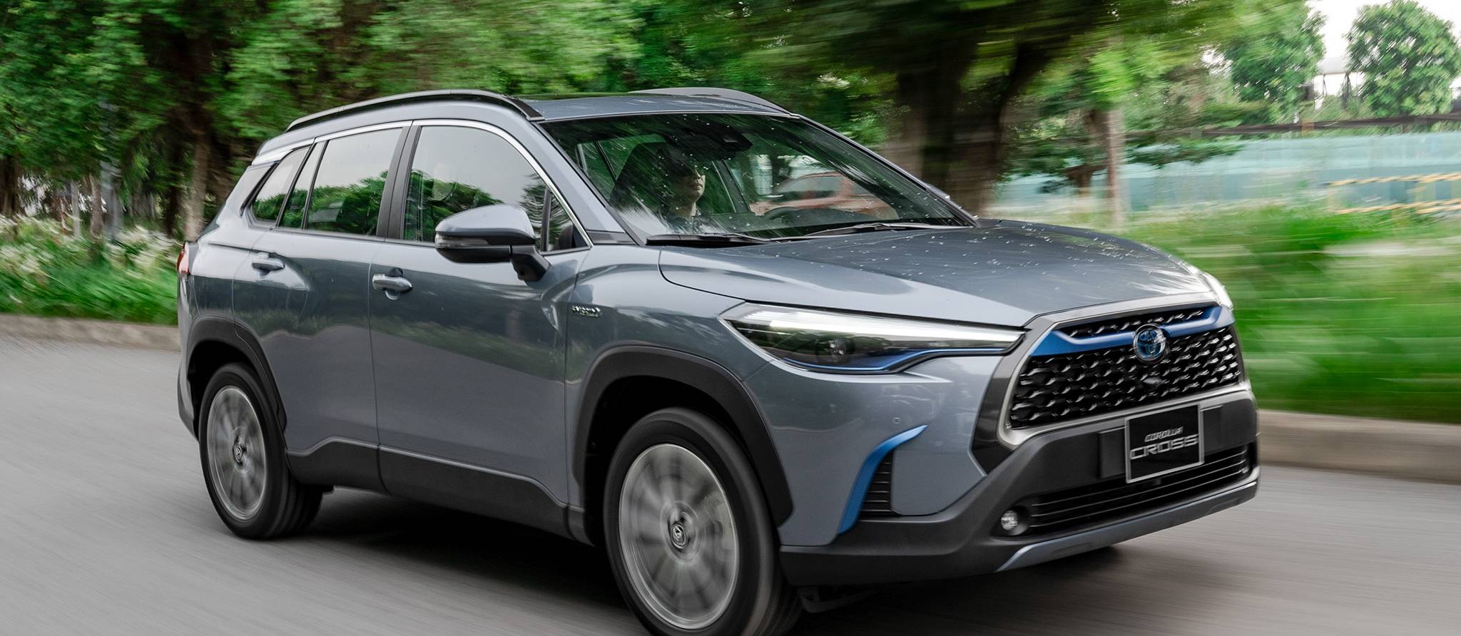 J’aimerais savoir si le Toyota Corolla Cross sera un bon choix et combien de kilomètres il peut rouler en mode 100 % électrique ?