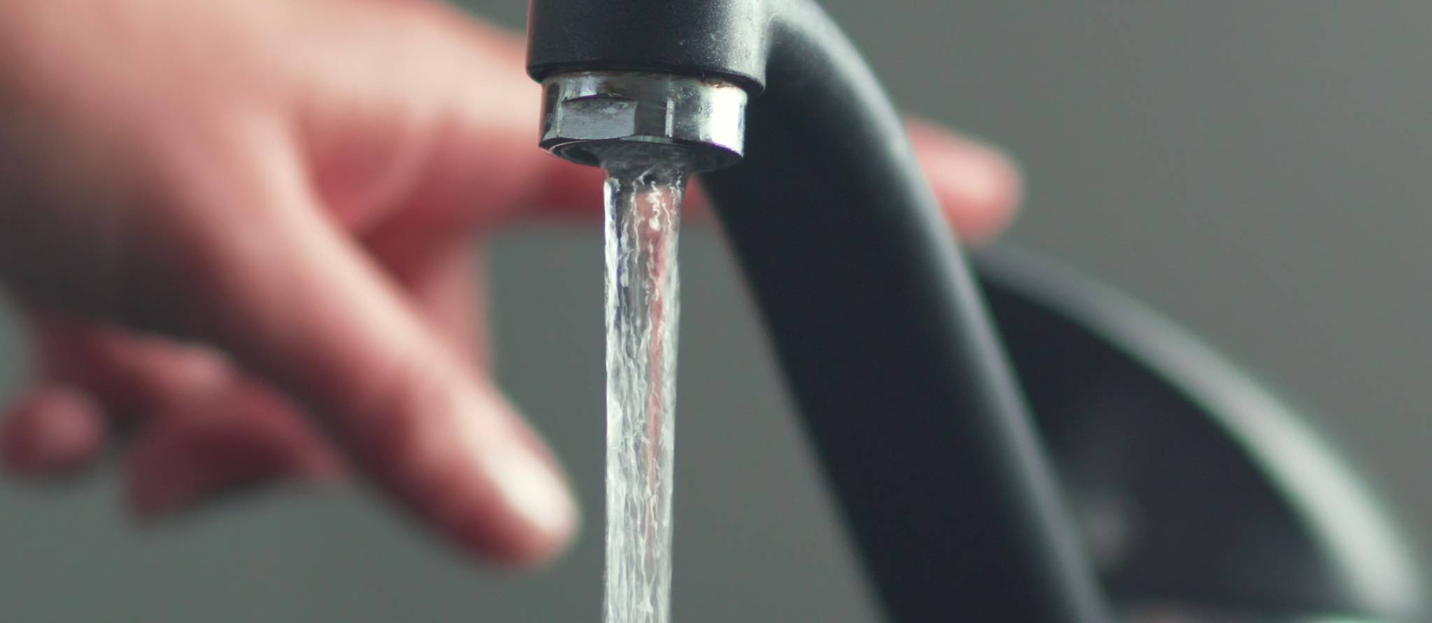 Cuisiner avec l’eau chaude du robinet : une mauvaise idée