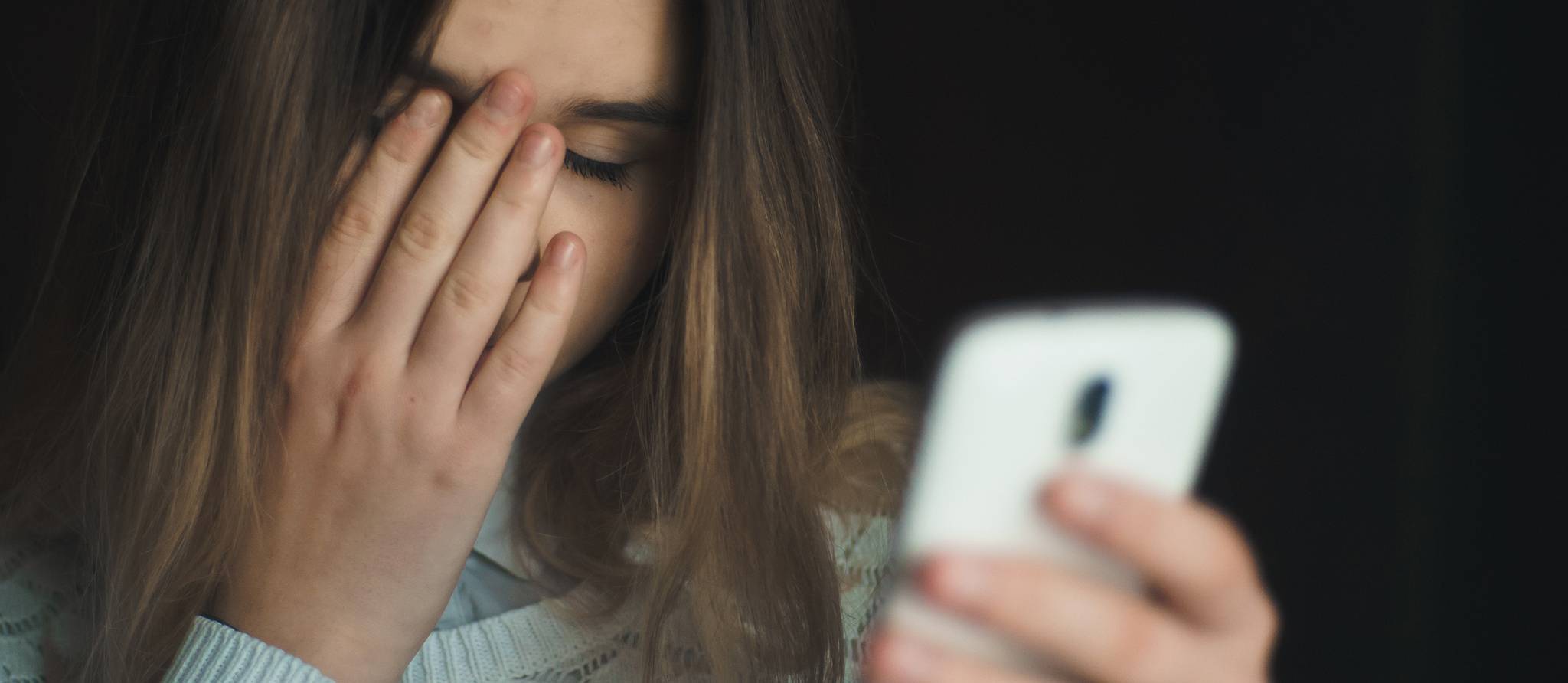 Sextorsion et deepfakes : comment protéger vos ados et dénoncer