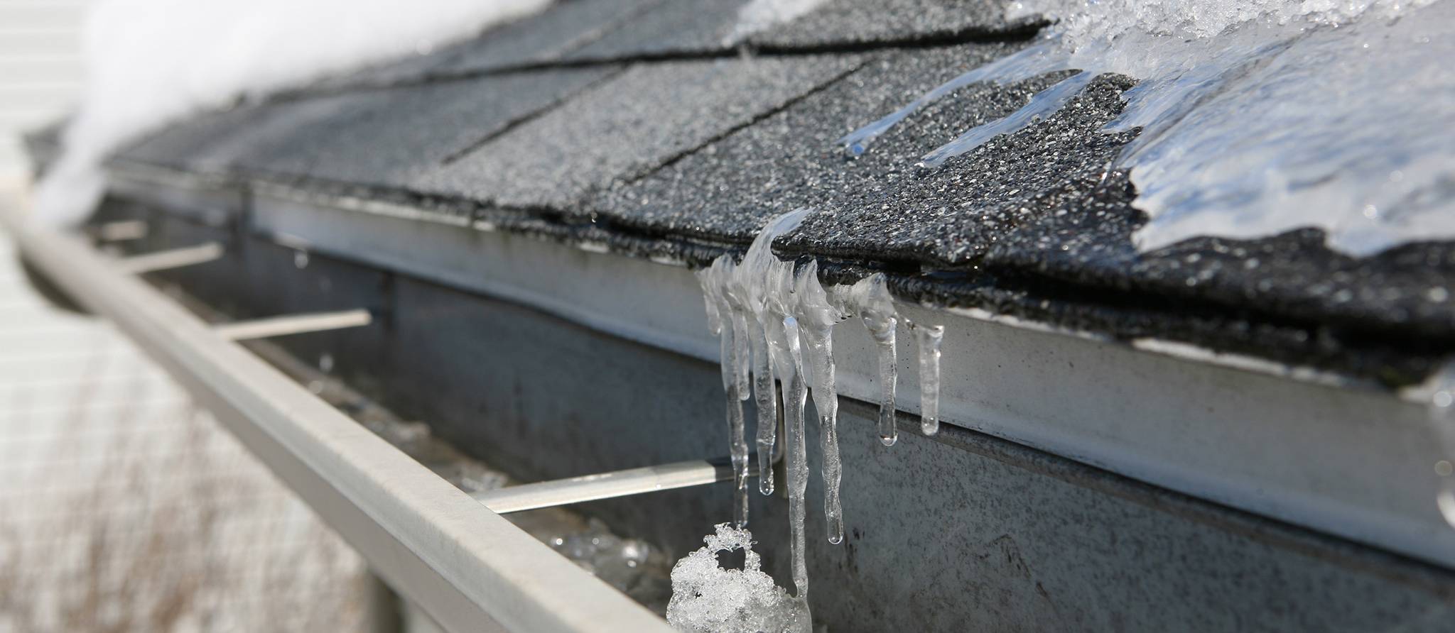 Quand faut-il déglacer le toit de la maison?
