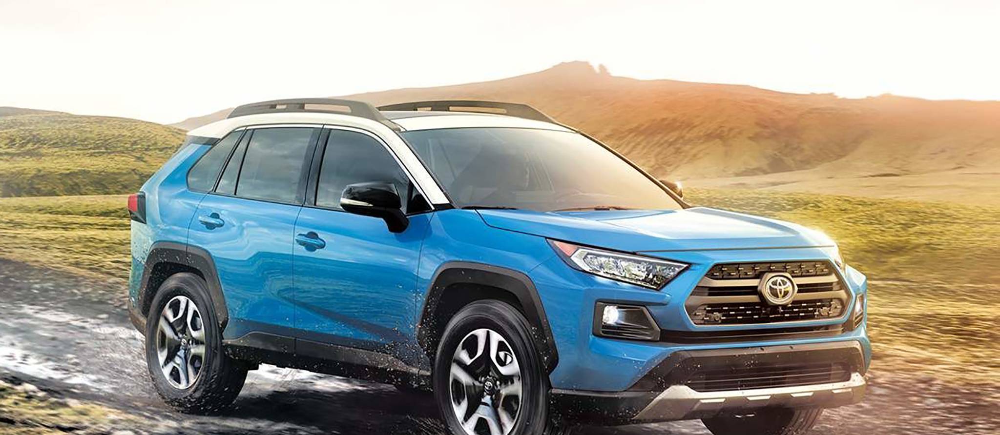 Je possède un Toyota RAV4 LE 2020 avec seulement 35 000 km au compteur. Mes besoins ont changé et je cherche un véhicule plus petit, mais toujours à quatre roues motrices. Il pourrait être à essence, hybride ou électrique. Que me conseillez-vous?