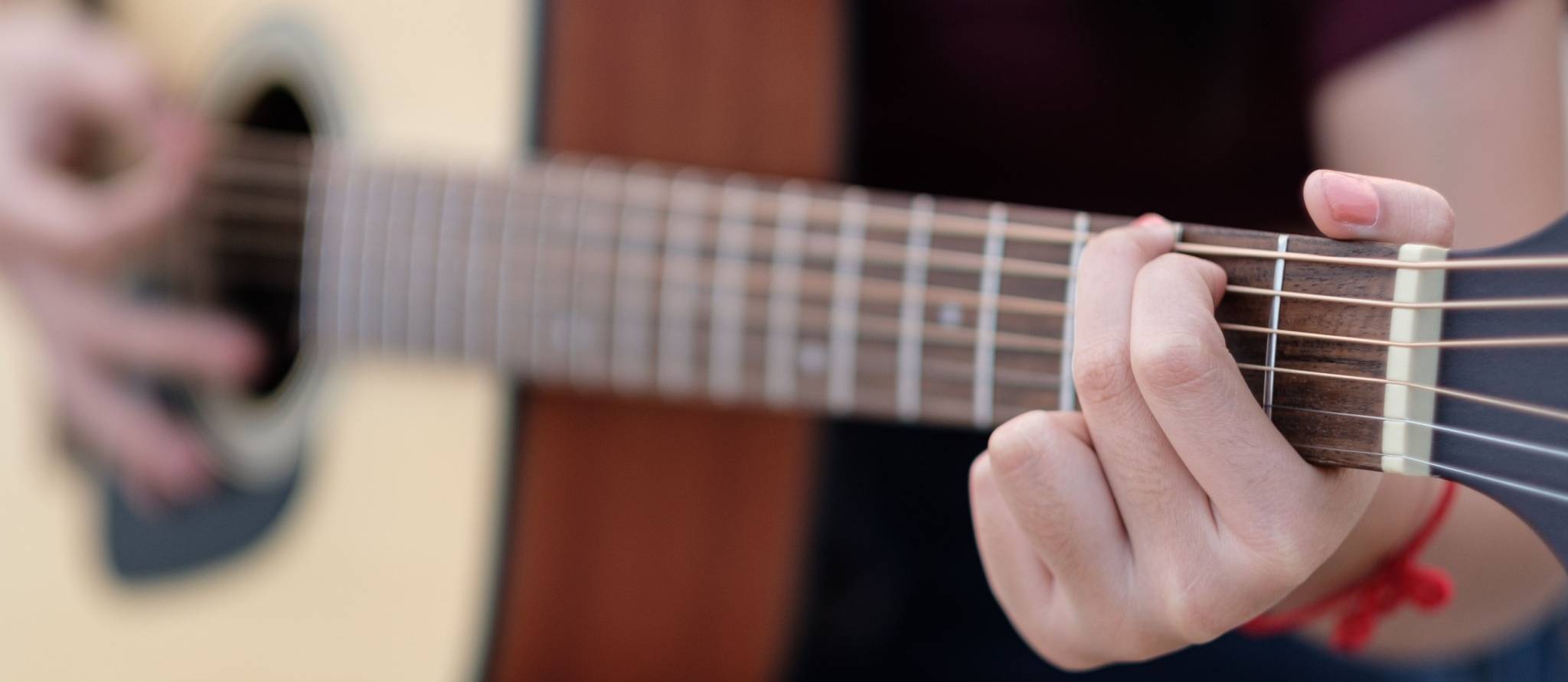 Comment choisir une première guitare