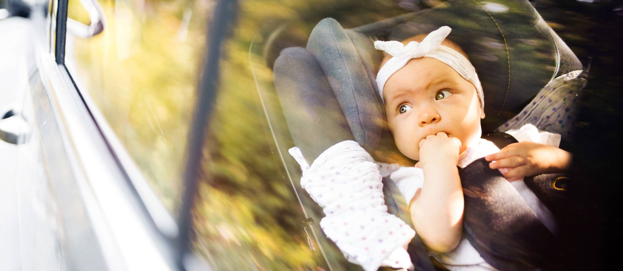 Je voyage avec mon enfant ; est-ce que je peux installer son siège d’auto dans un véhicule à l’étranger ?