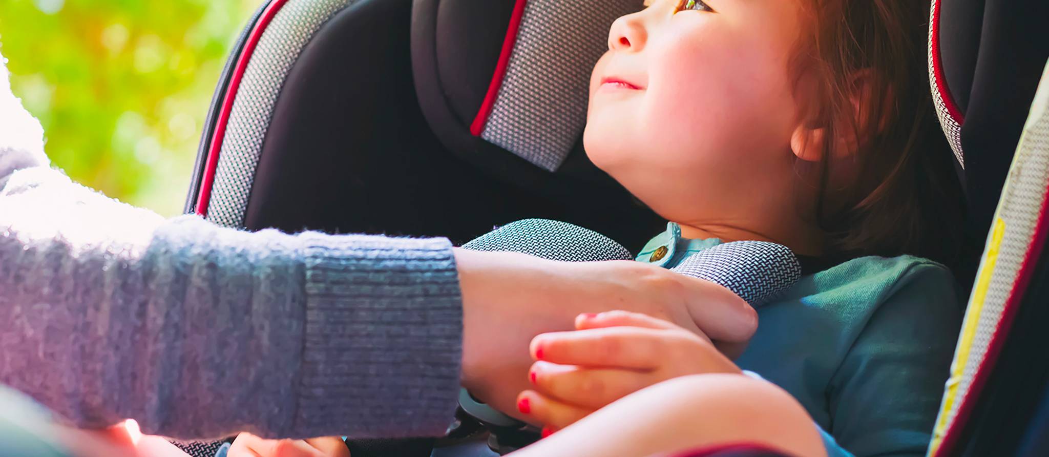 Siège d'auto: assoyez l’enfant dos à la route, même si ses pieds dépassent!