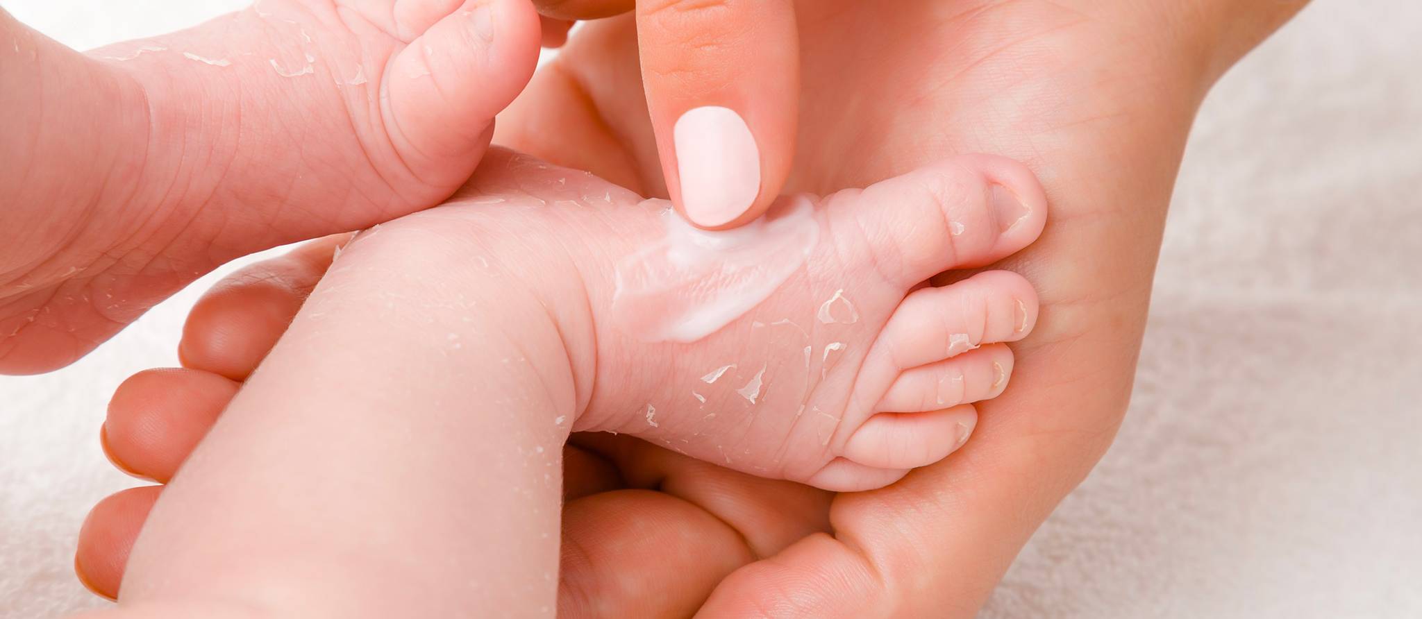 Quoi mettre (et ne pas mettre) dans la trousse de soins de bébé