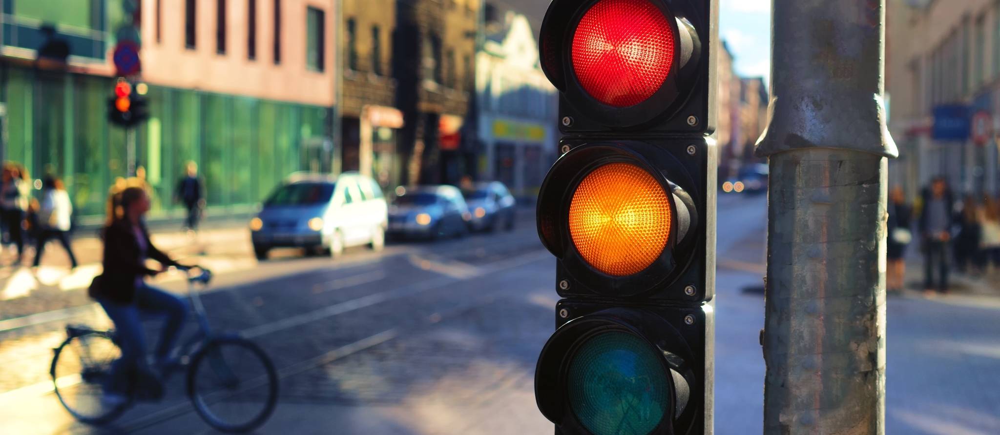 Les cyclistes ont peut-être raison de brûler arrêts et feux rouge. Voici pourquoi