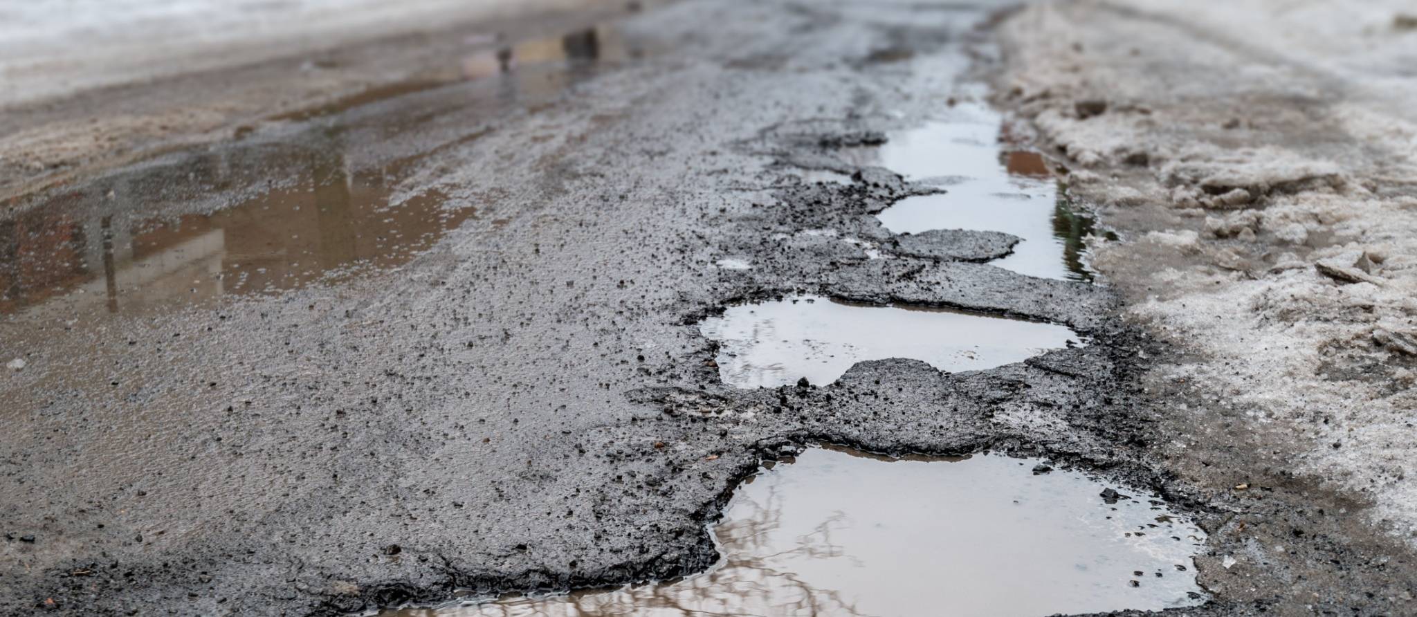 Pneu crevé dans un nid-de-poule : voici comment obtenir un dédommagement