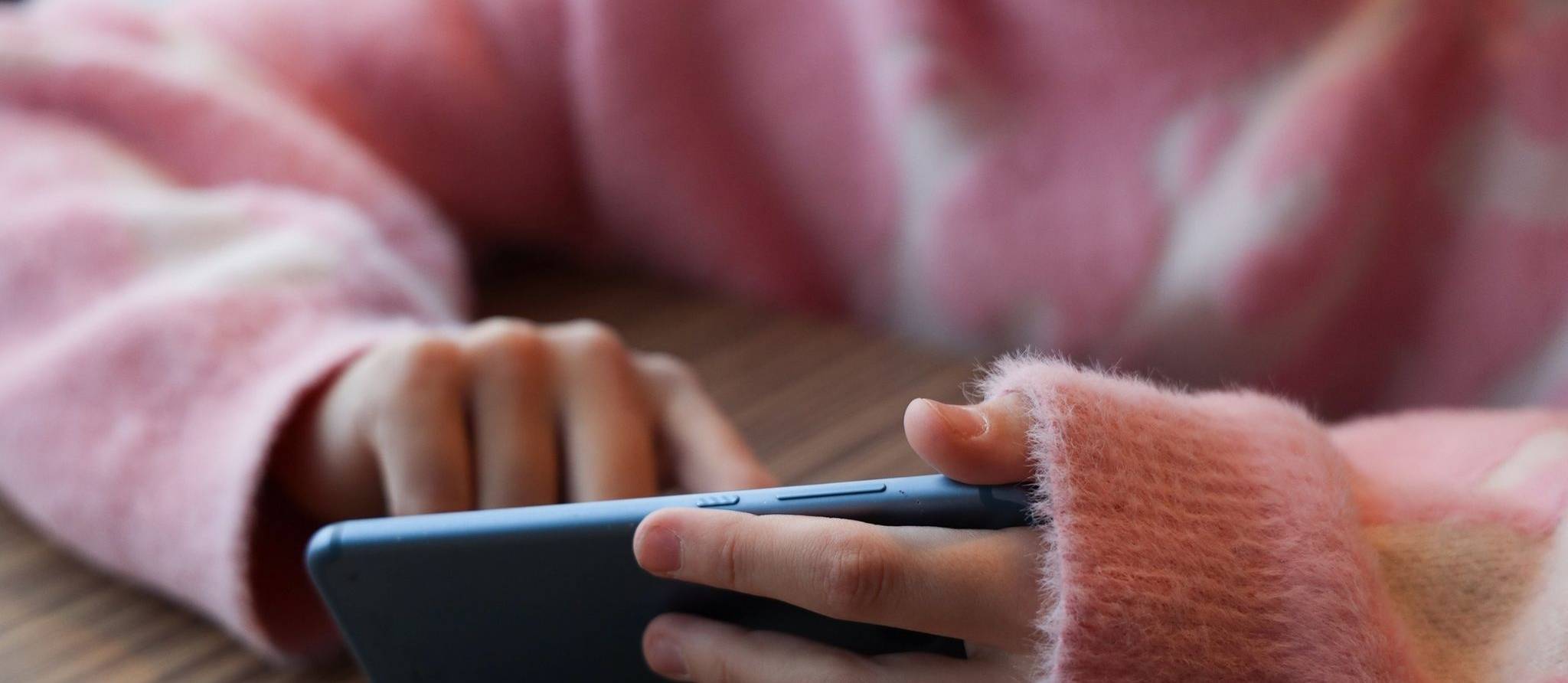 Ottawa veut forcer les réseaux sociaux et les agents conversationnels à protéger les jeunes