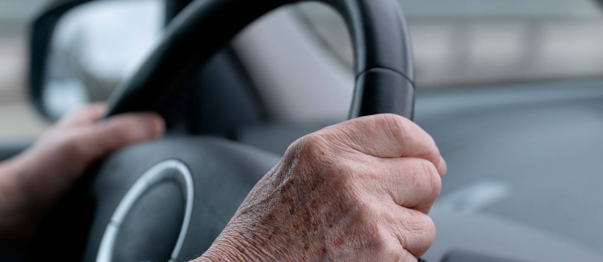 Troubles neurocognitifs : de nombreux aînés vont perdre leur permis de conduire