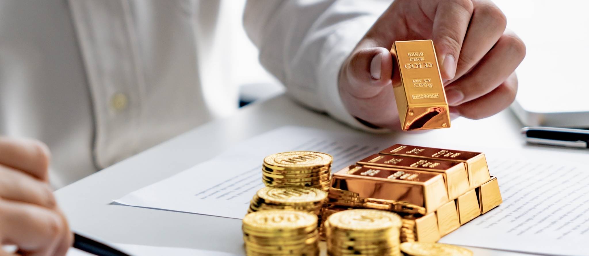 Est-ce une bonne idée d'acheter de l'or en ces temps incertains? Quelles sont les différentes options pour s’en procurer?