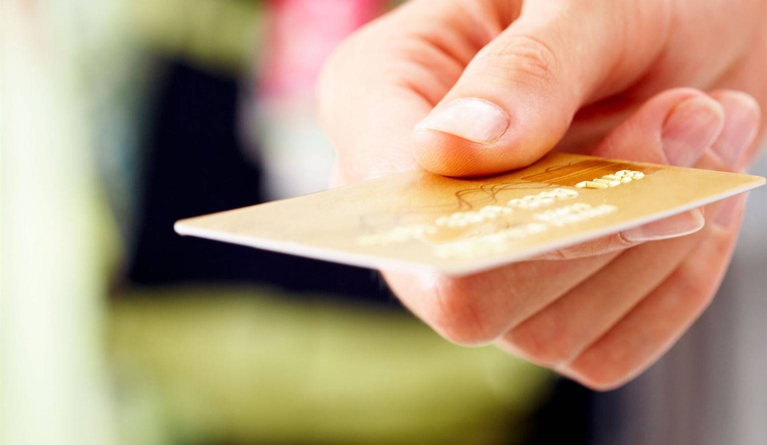 Frais de conversion de devises: les banques devront payer