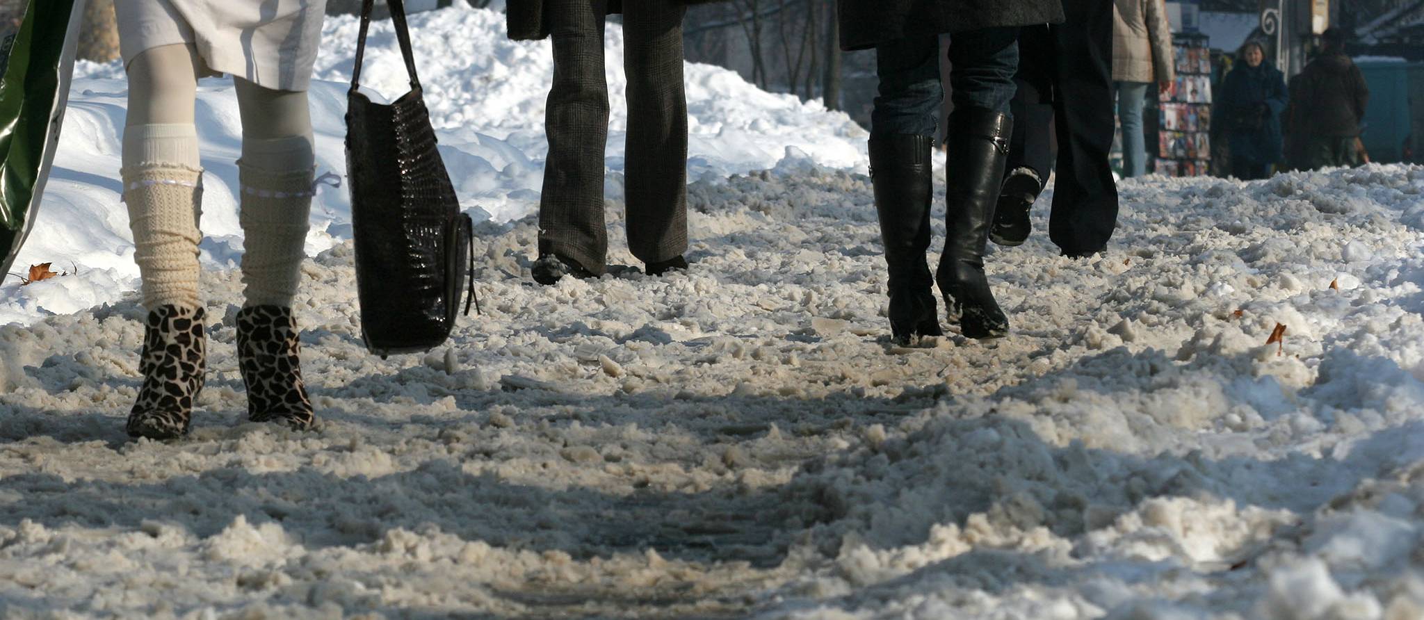 Cas vécu: une citoyenne tombe sur la glace et poursuit la Ville