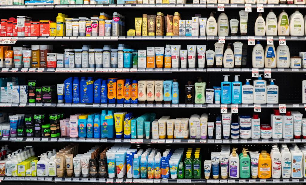 Crèmes solaires : plusieurs produits non conformes sur les tablettes