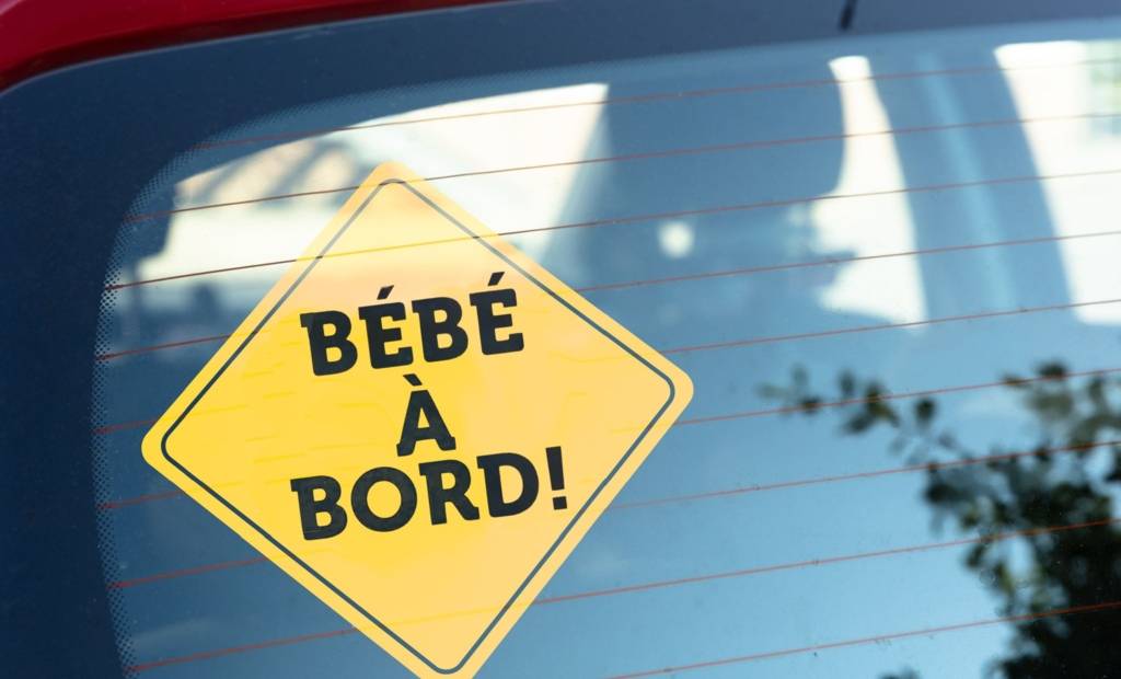 Mais à quoi sert donc la vignette « Bébé à bord » ? J’ai vérifié.
